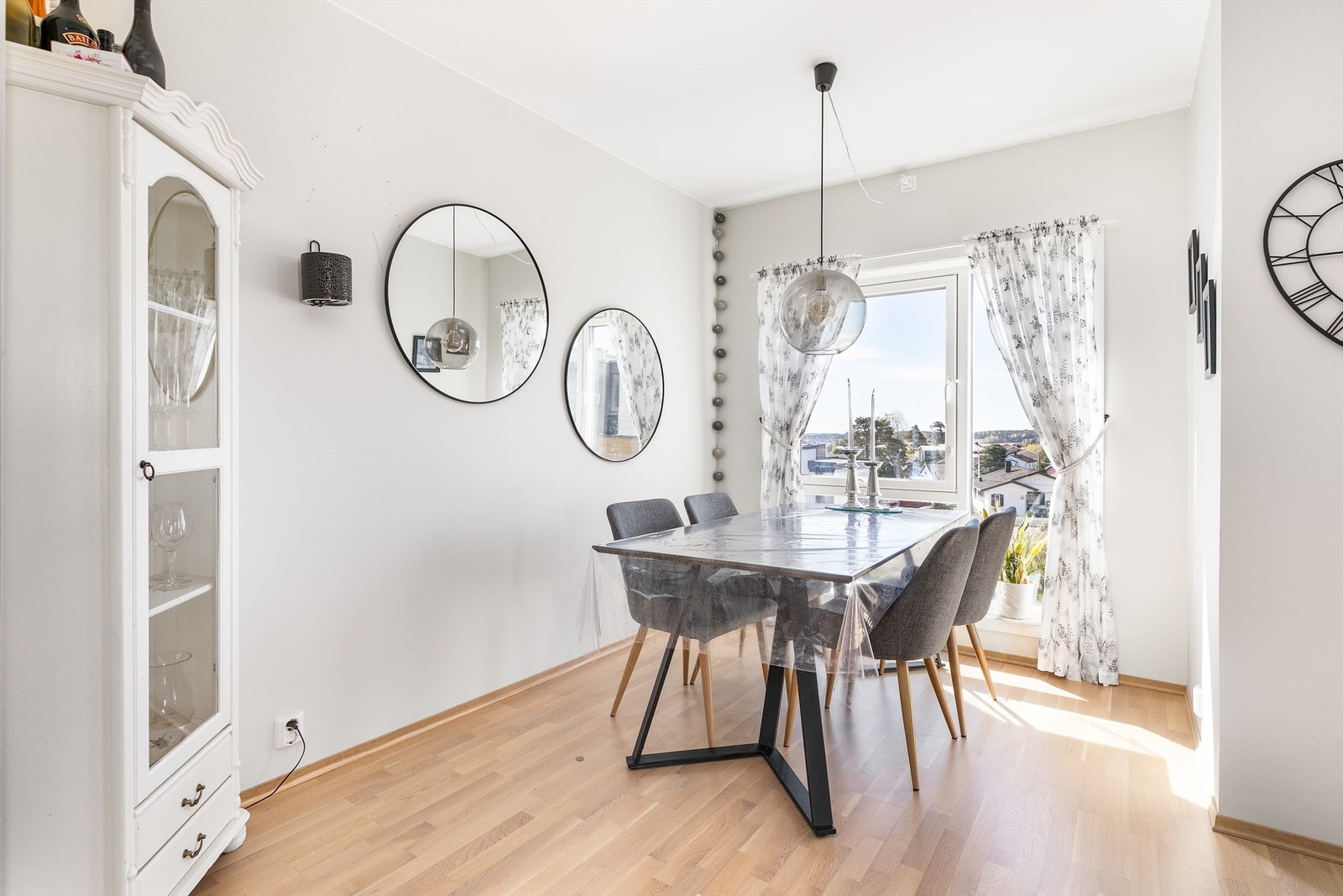 Stuen er romslig og lett å møblere. Med spisegruppen foran vinduet får du følge av den langstrakte utsikten til måltidene. Galleribilde