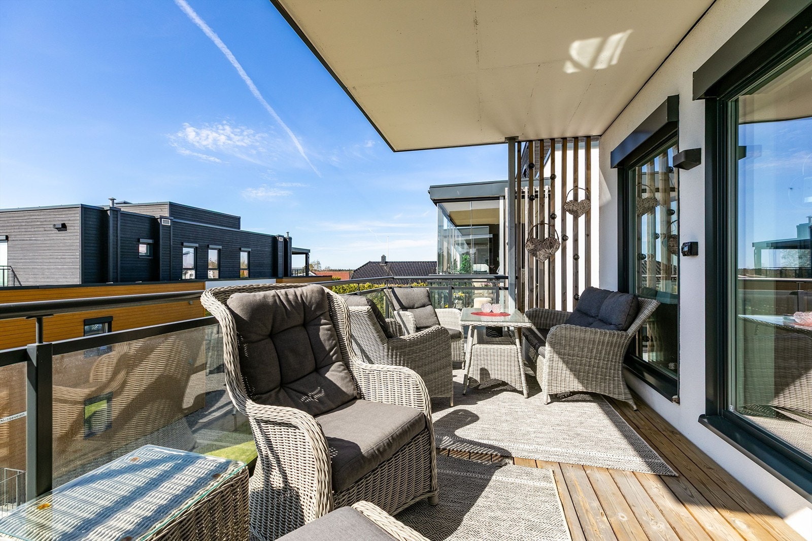 Verandaen er pent innrammet av rekkverk med glass som ivaretar både utsikten og de meget gode solforholdene. Galleribilde