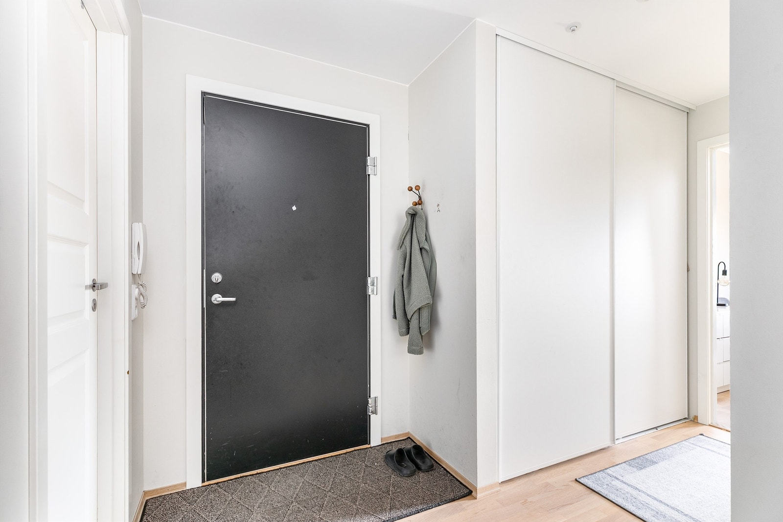 I entreens praktiske skyvedørsgarderobe kan yttertøyet like enkelt henges av som hentes ut. Galleribilde