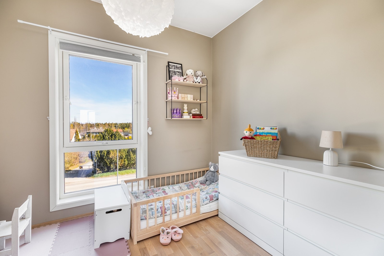 Med over 7 kvm. gulvflate er dette et naturlig barne-/gjesterom. Galleribilde