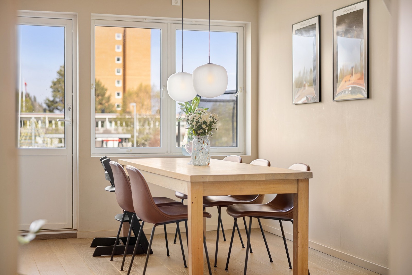 Vinduer og balkongdører i tre og med 2-lags glass fra 2011 i hele boligen. Galleribilde