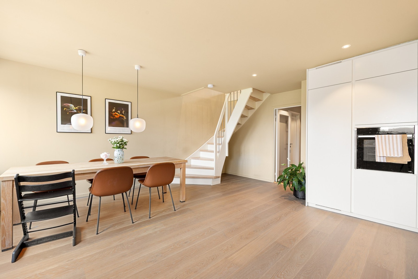 I 1. etasje er det entrè, kjøkken, spisestue, vaskerom, og soverom. Galleribilde