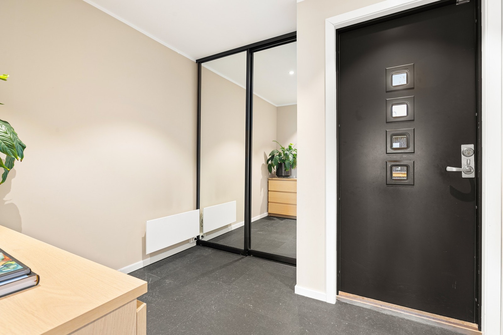 Oppbevaring i skyvedørsgarderobe. Galleribilde