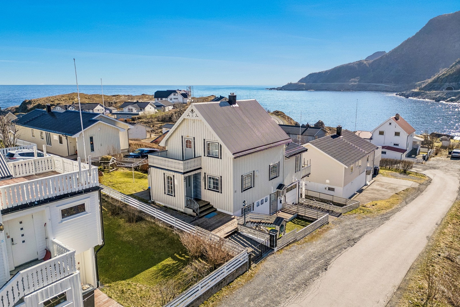 Eiendommen ligger fint til på Munkhauan å vakre Reine - midt mellom majestetiske Lofotfjellene og havet. Galleribilde