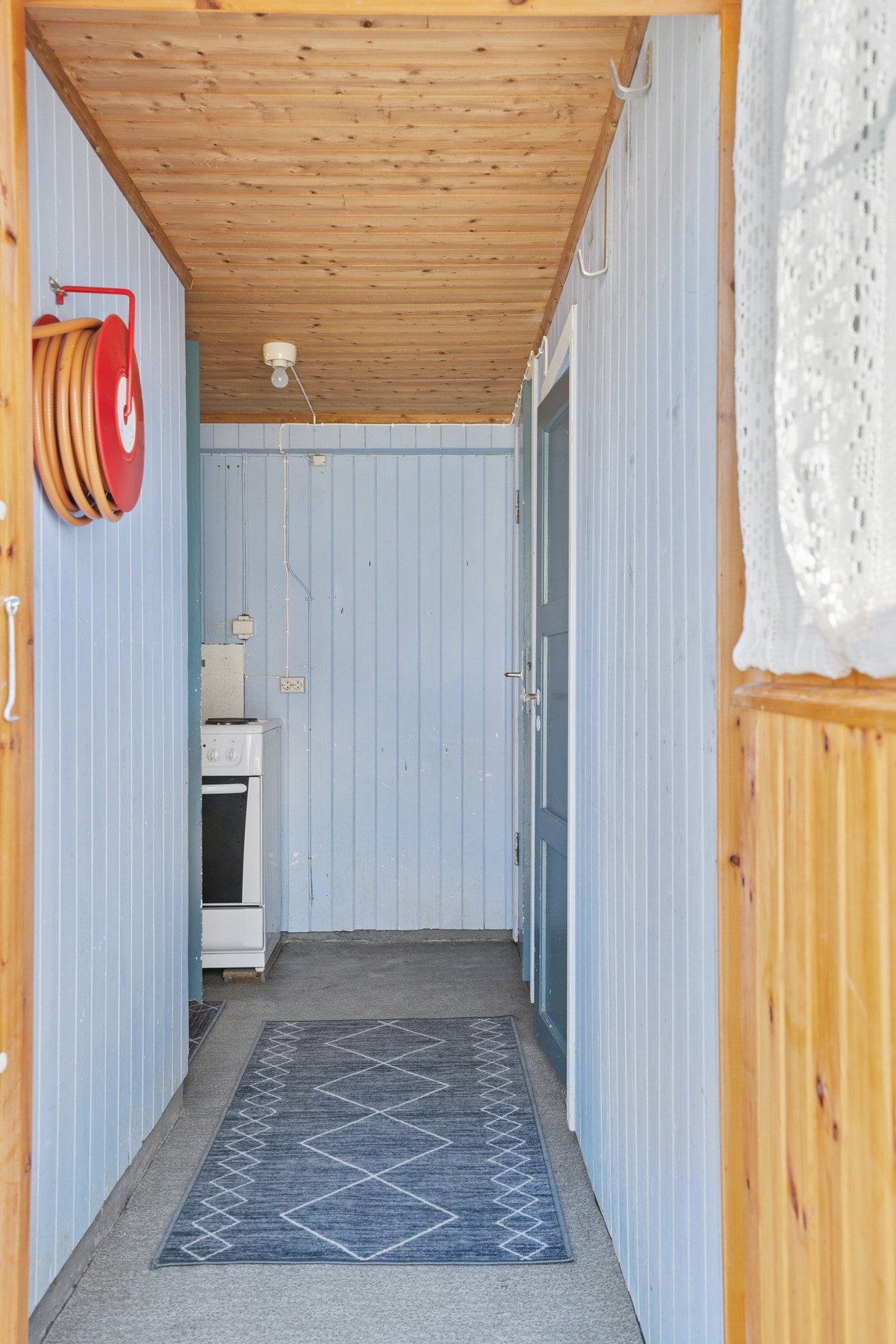 Det er både innvendig og utvendig adkomst ned til kjelleren. Galleribilde