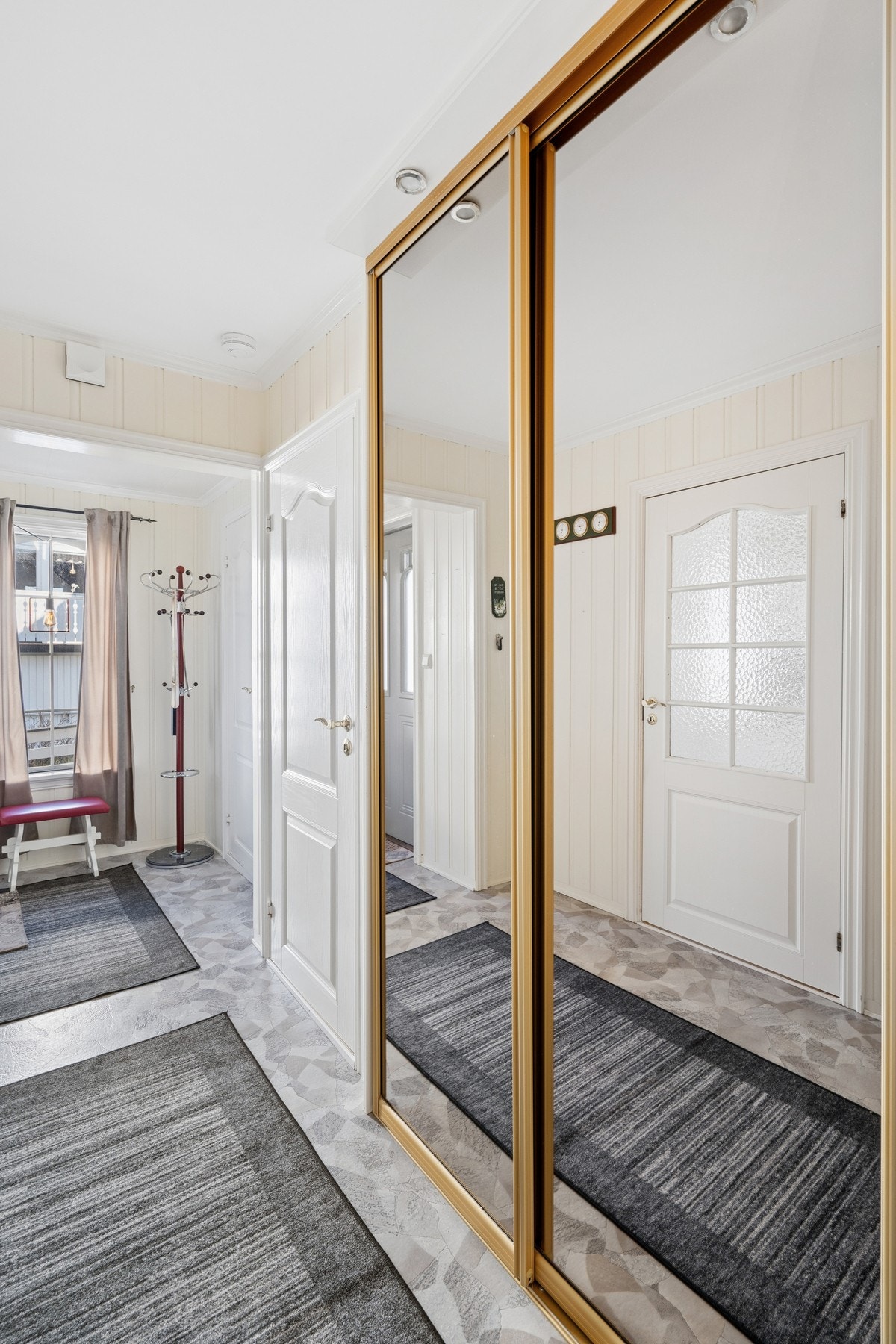 Gang/entrè er utstyrt med skyvedørsgarderobe - ypperlig for å henge fra seg yttertøy. Galleribilde