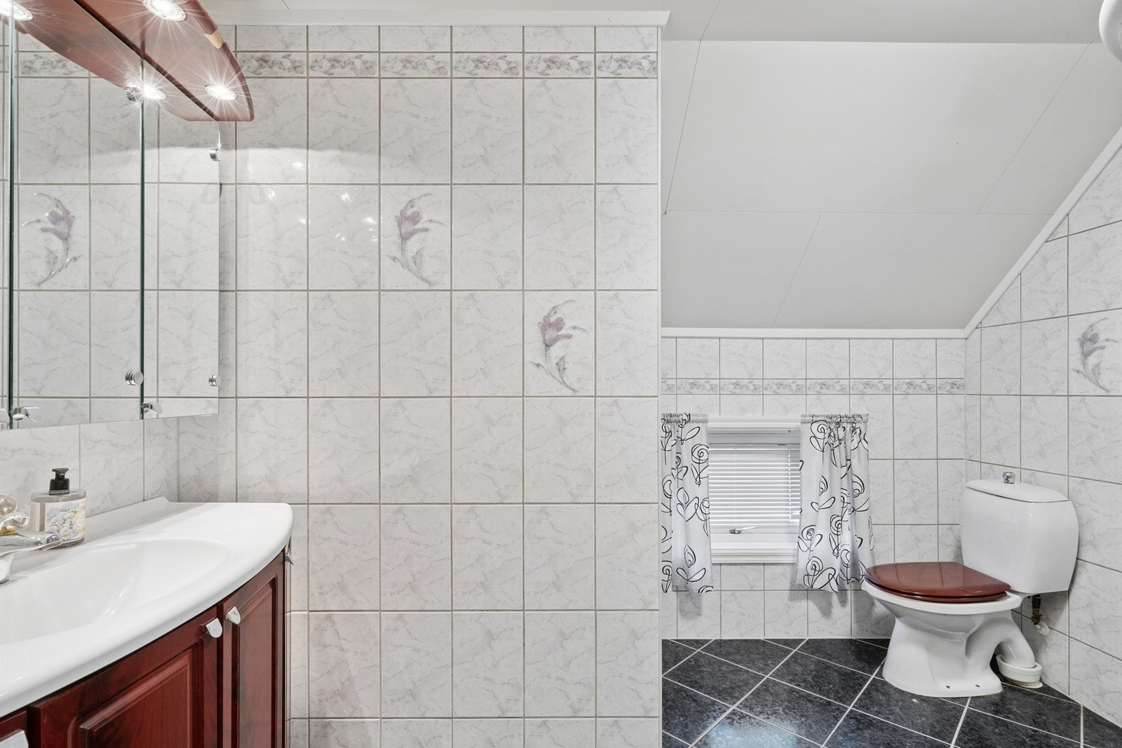 Deler va badet. Galleribilde