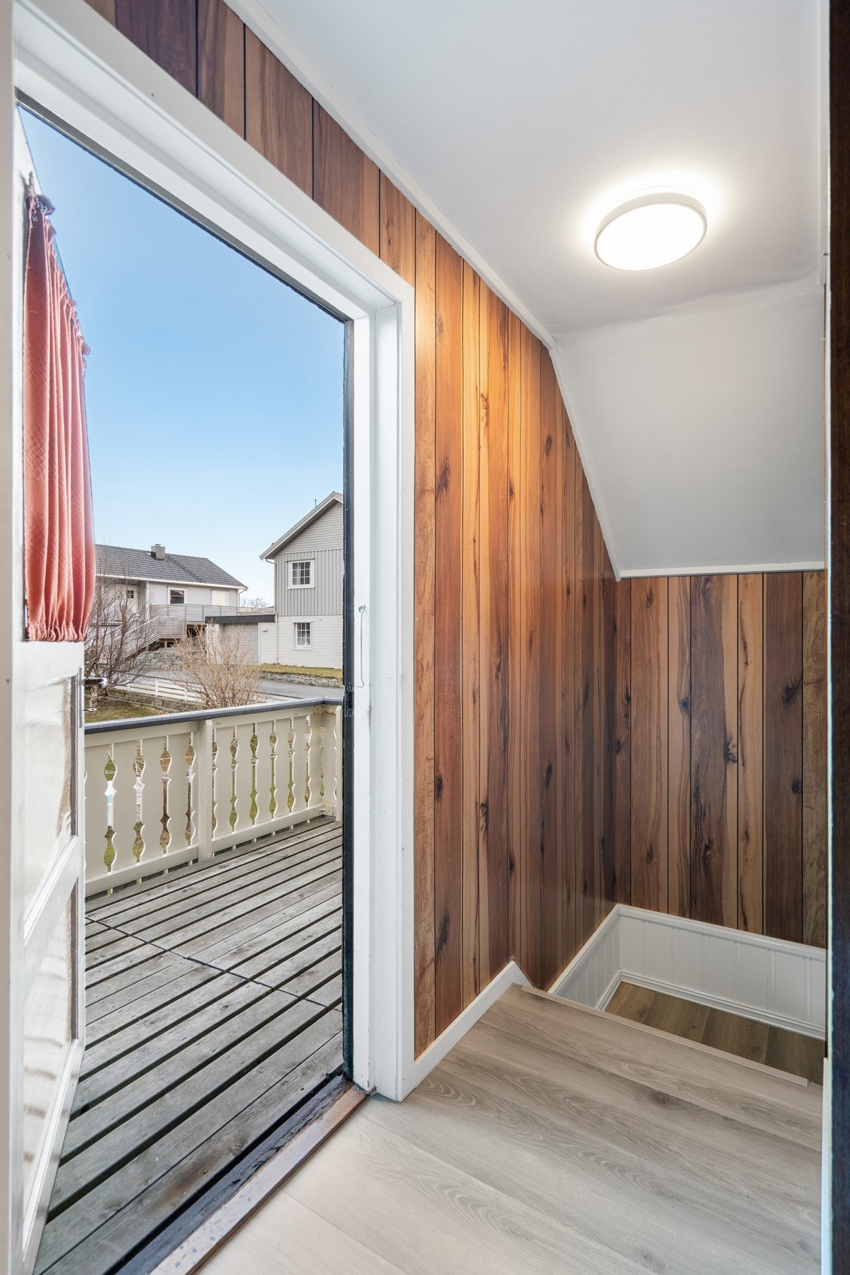 Etasjen er innredet med tre soverom, baderom, gang og utgang til balkong. Galleribilde