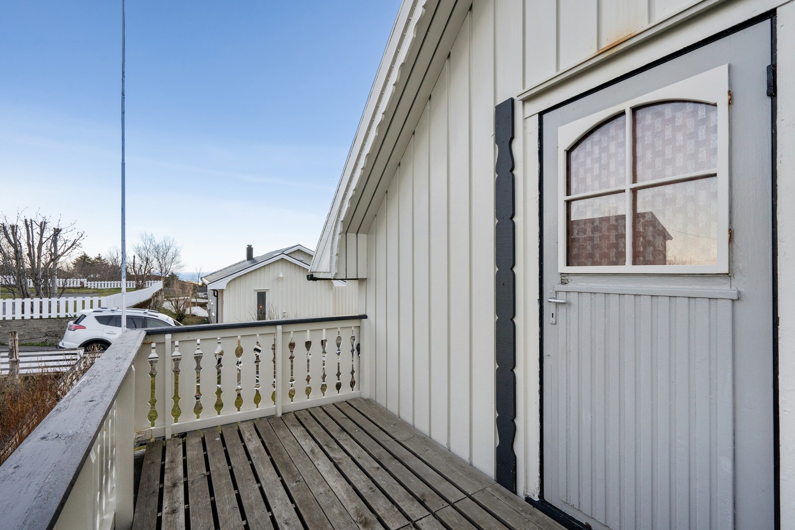 Boligen byr på fine uteområder med flere verandaer og en pent opparbeidet hage. Galleribilde
