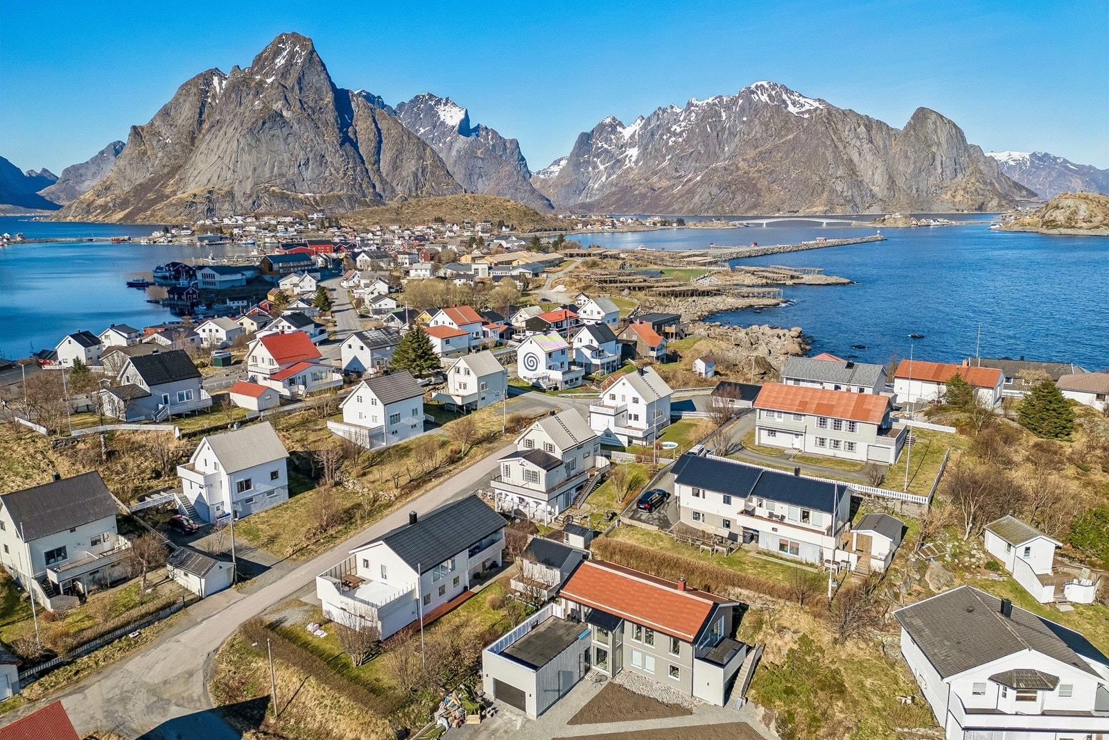 Fra eiendommen er det kort avstand til fergeleiet med avganger til Bodø, Værøy eller Røst. Galleribilde