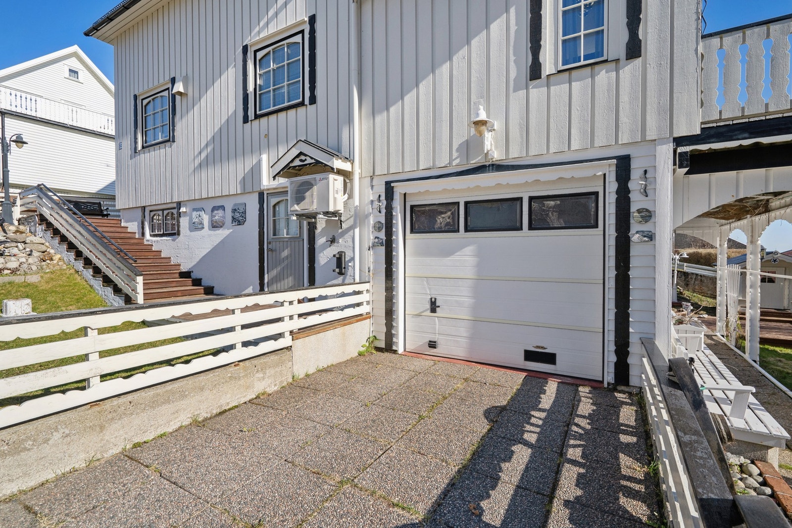 I nærområdet er det boliger, turistanlegg, fiskeri, kunst og håndverksvirksomheter og majestetiske naturområder. Galleribilde