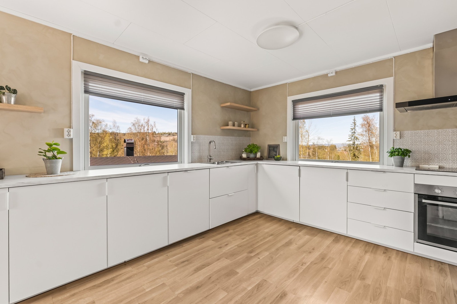 Kjøkkenet har en åpen og funksjonell planløsning med naturlig flyt mellom sonene. Galleribilde