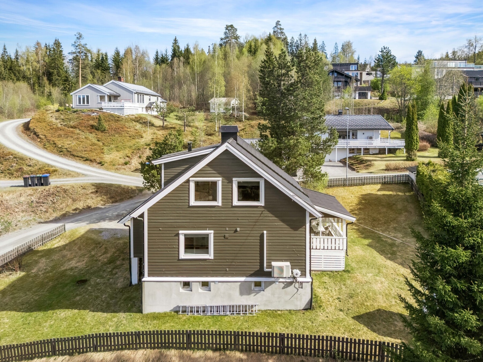 Boligen ligger på en romslig tomt med gode solforhold og grønne omgivelser. Galleribilde