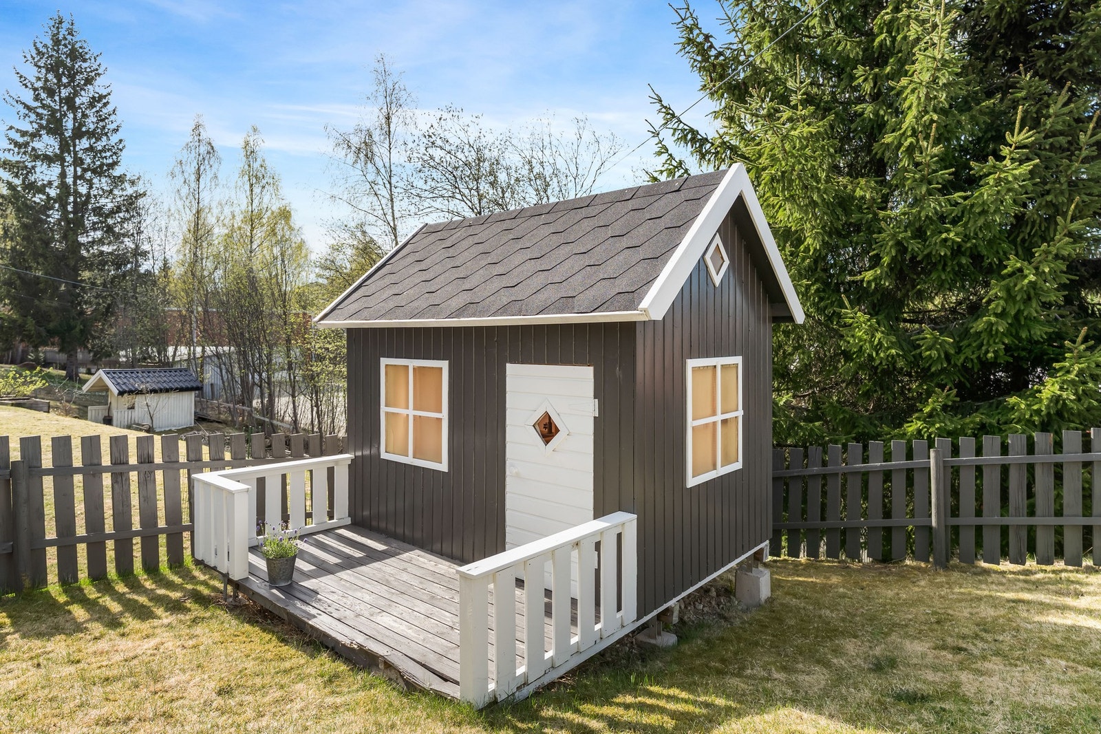 Liten lekestue/bod i hagen Galleribilde