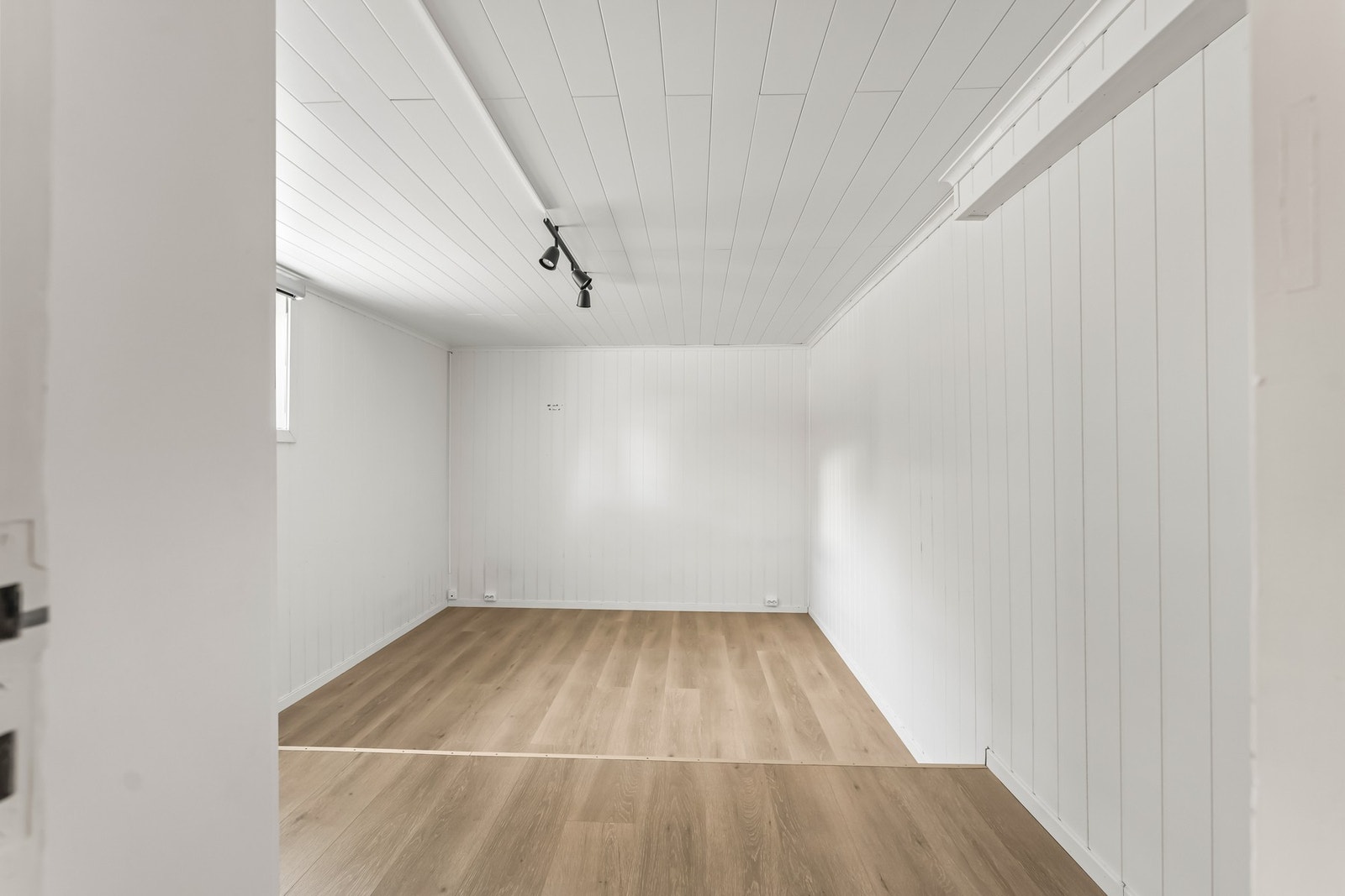 Romslig kjellerrom med lyse overflater og fleksible bruksmuligheter (Det er foretatt søknadspliktige bruksendringer, og dagens bruk er ikke godkjent.) Galleribilde
