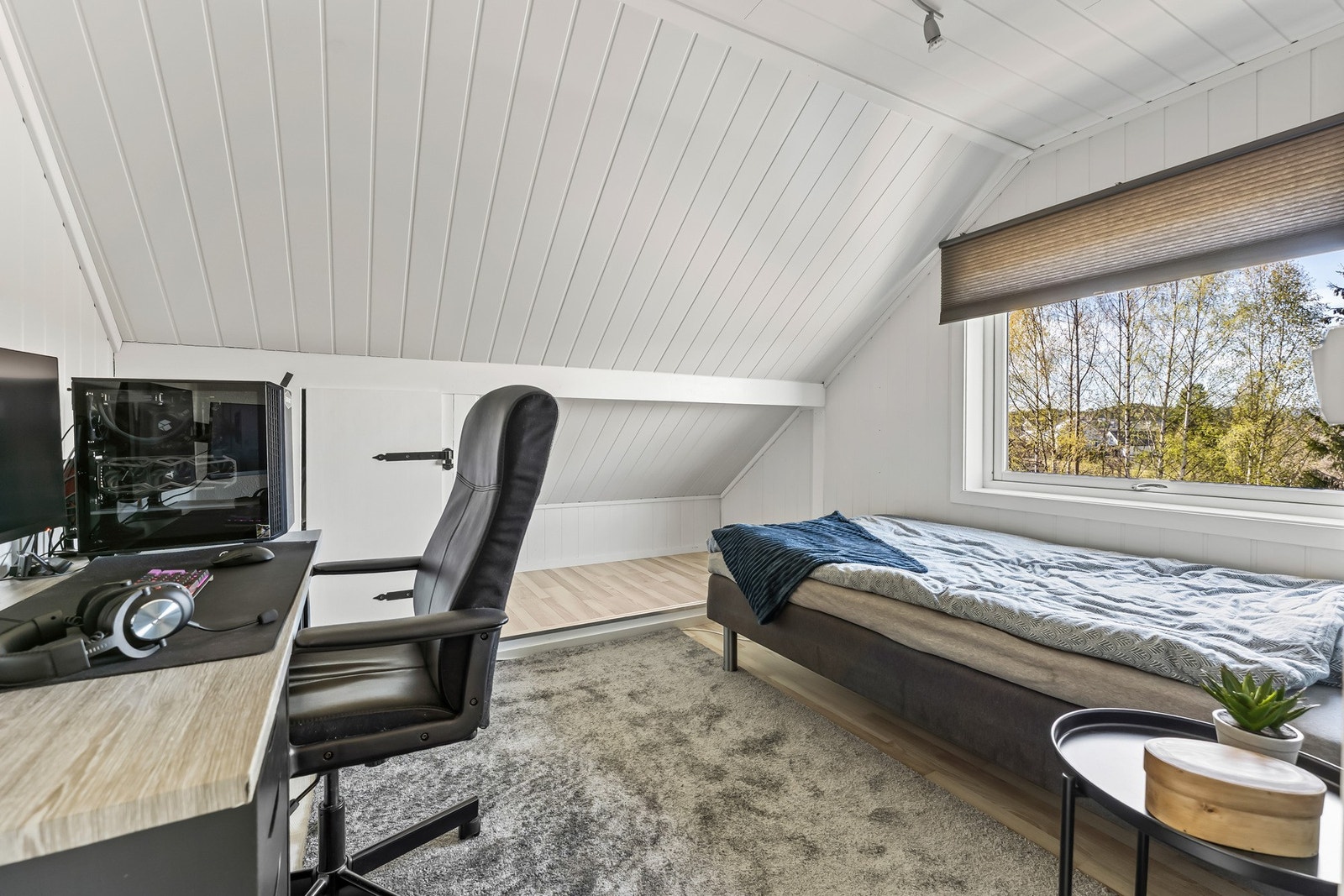 Soverom med plass til seng og hjemmekontor/arbeidsplass. Galleribilde