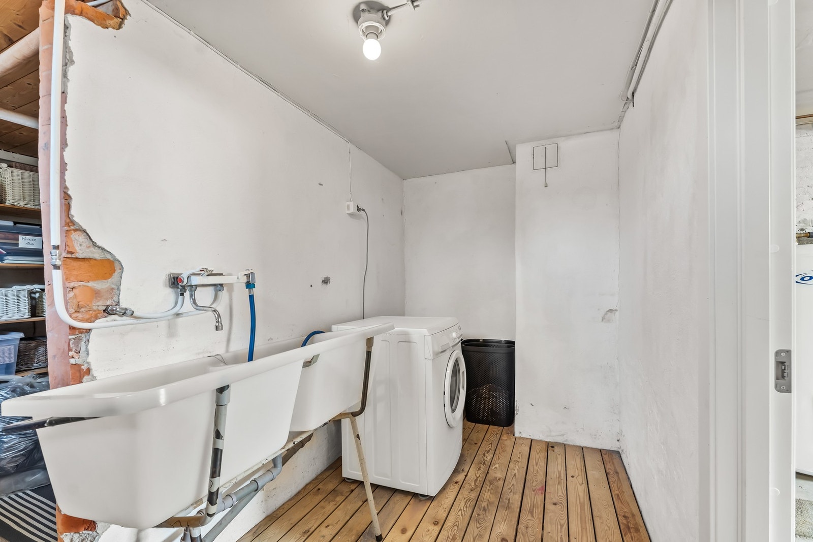 Vaskerom med god plass til vaskemaskin, tørketrommel og øvrig oppbevaring. Galleribilde
