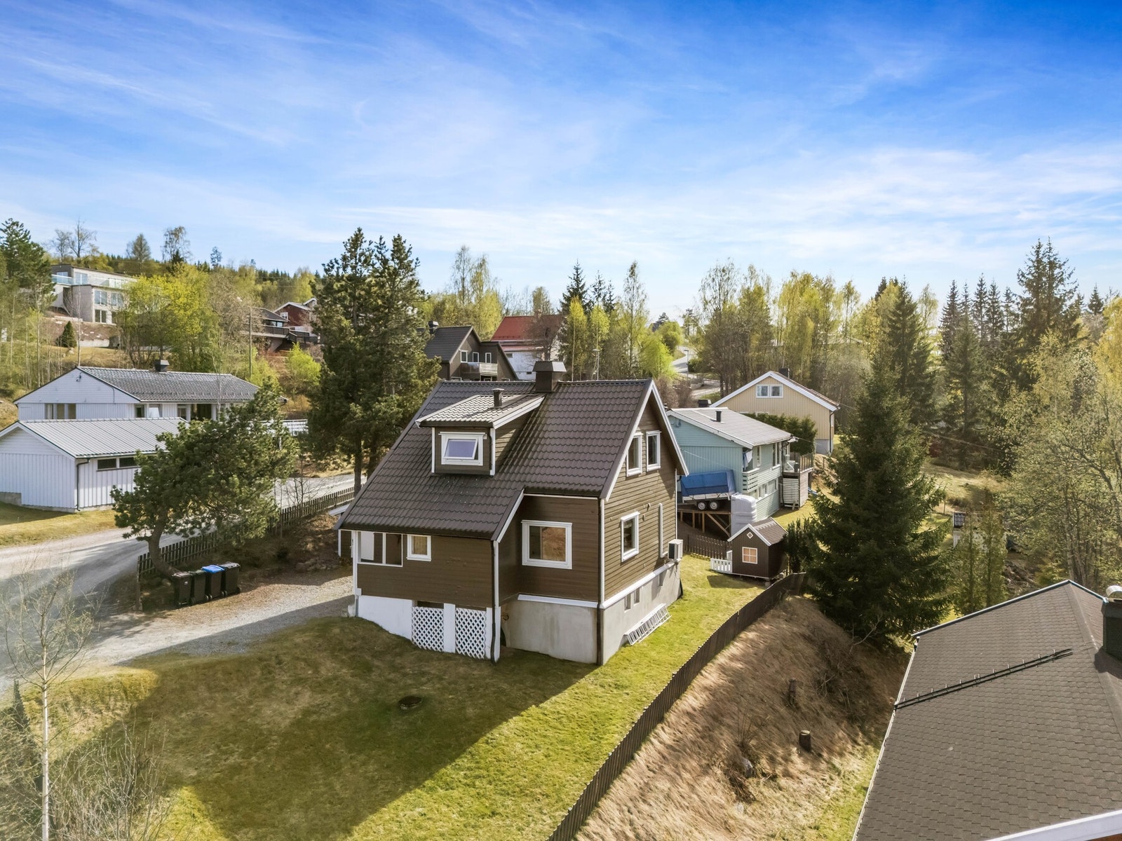 Eneboligen er fint beliggende i et etablert og rolig boligområde. Galleribilde