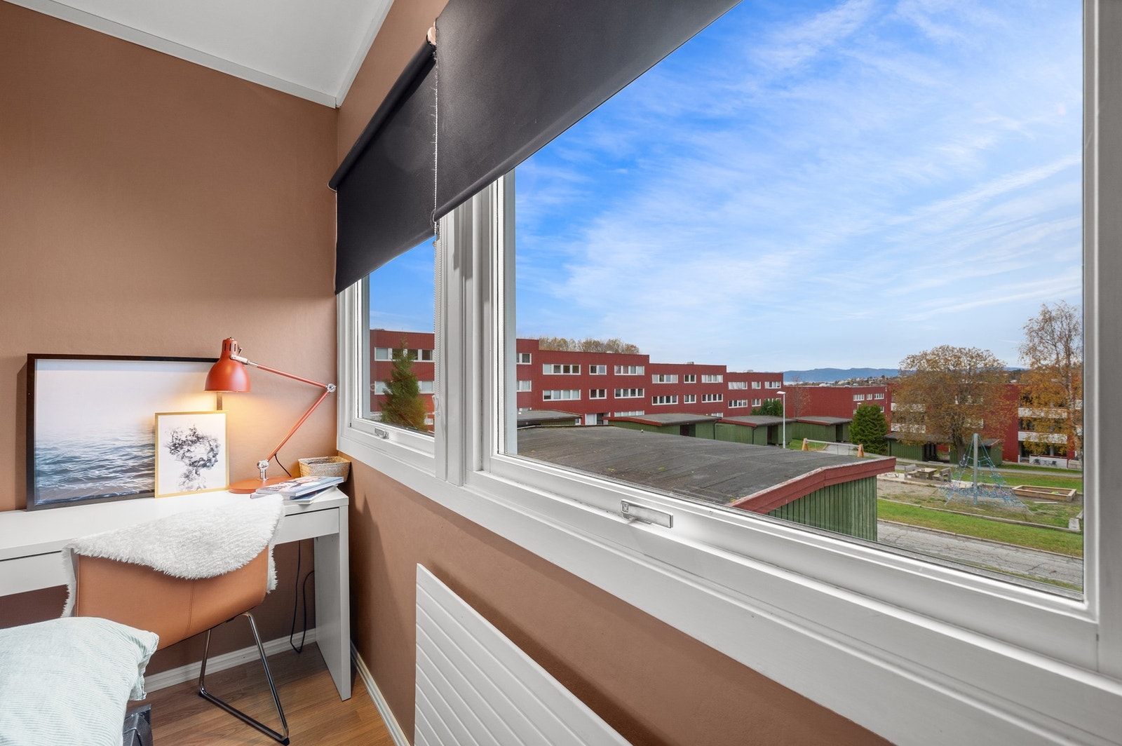Alle soverommene er vendt ut mot borettslagets interne uteområder. Galleribilde
