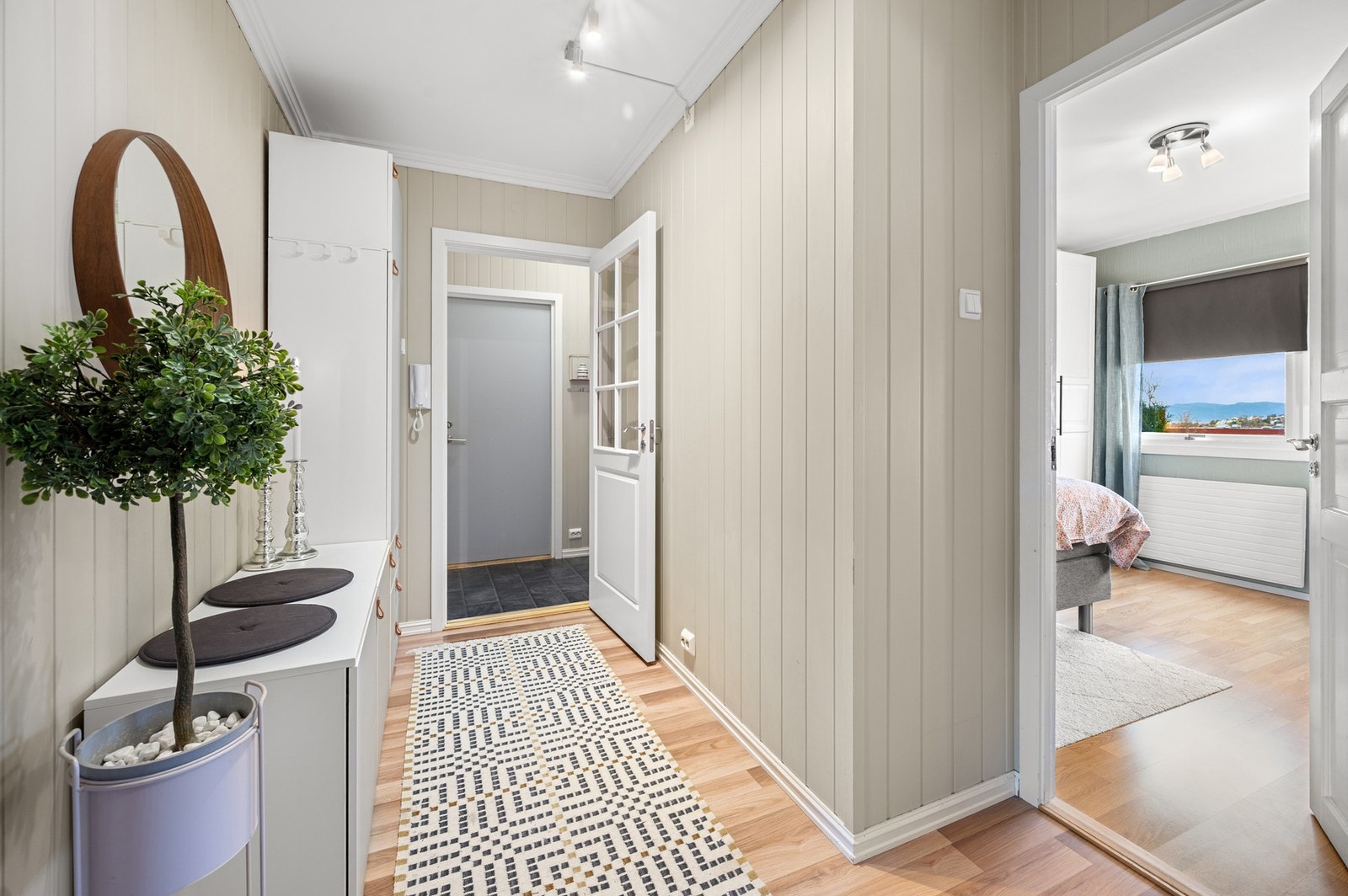 Gangen er på 8 m² med inngang til soverom og bad/toalettrom. Galleribilde