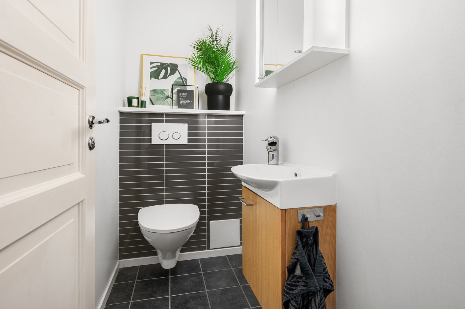 Vegg i vegg med badet er toalettrommet med servant. Galleribilde