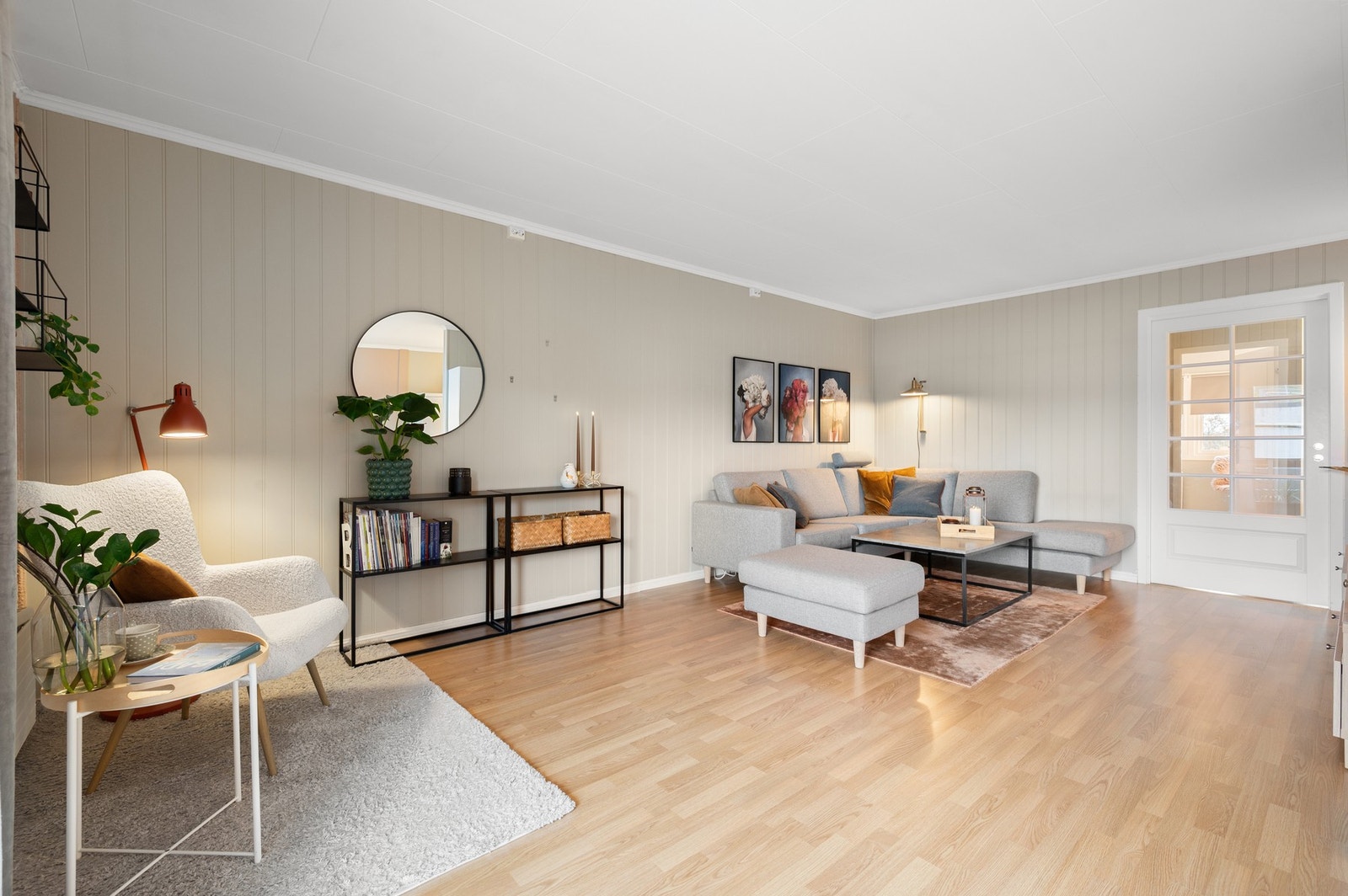 Leiligheten har en romslig stue på 24 m² som gir gode møbleringsmuligheter. Galleribilde