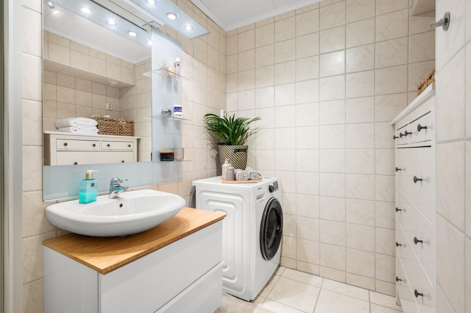 Pent flislagt bad på 5 m² med opplegg til vaskemaskin. Galleribilde