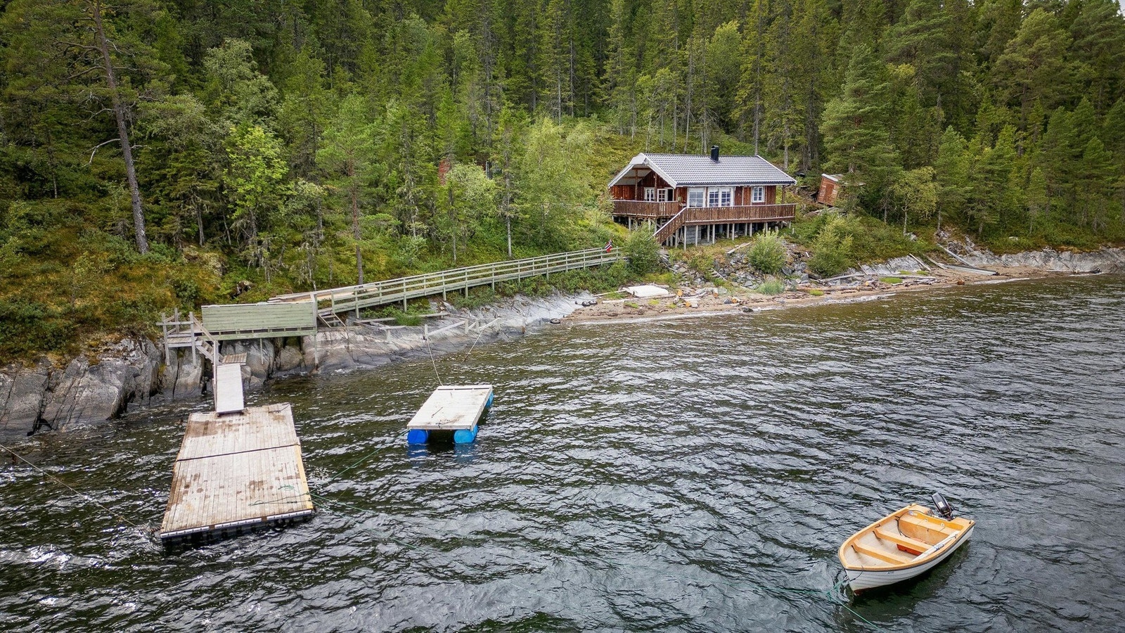 Fritidsboligen står på støpte søylefundamenter som står på fjell. Galleribilde
