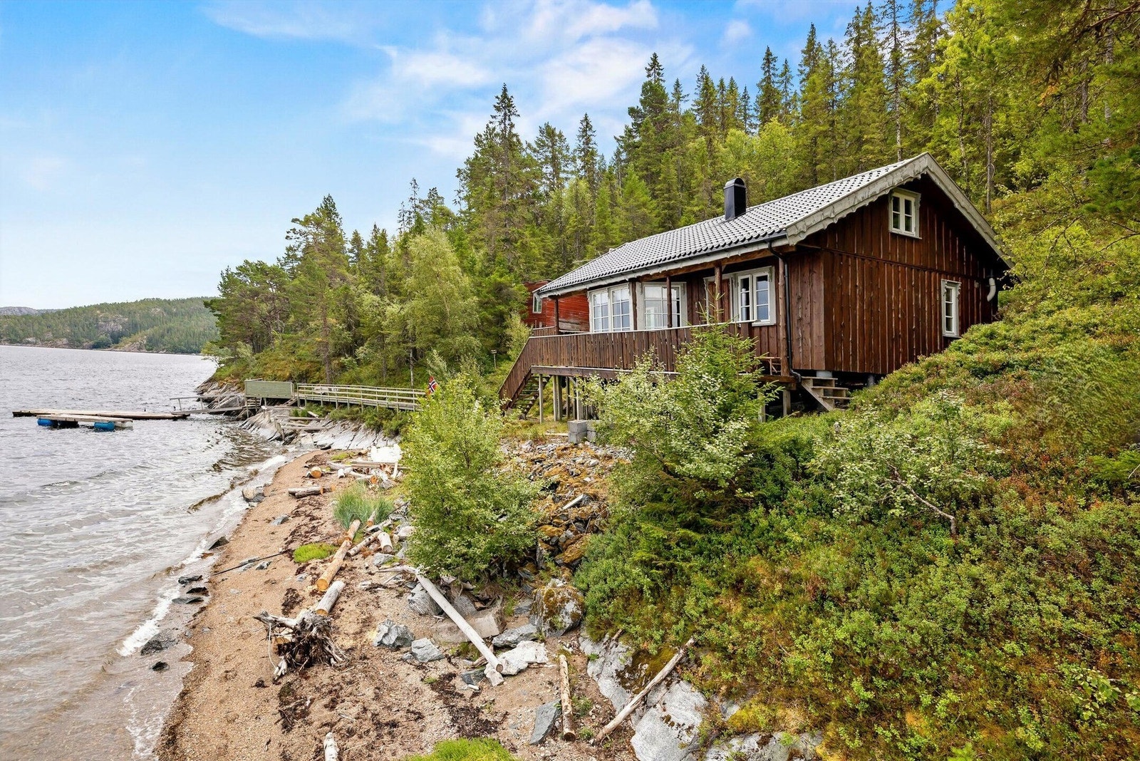Eiendommen har en flott, skjermet og sjønær beliggenhet. Galleribilde