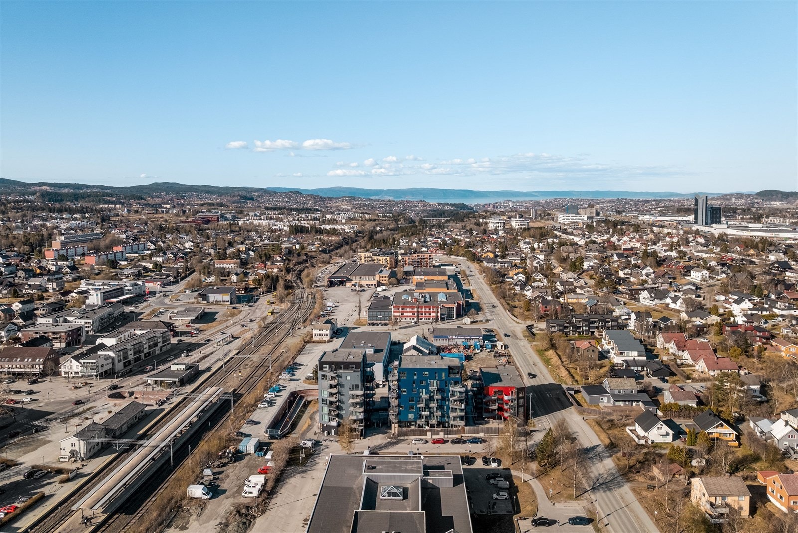 I nærheten finnes både tog- og bussholdeplass, med et godt utbygd kollektivtilbud. Det er hyppige avganger til Trondheim sentrum og omegn. Galleribilde