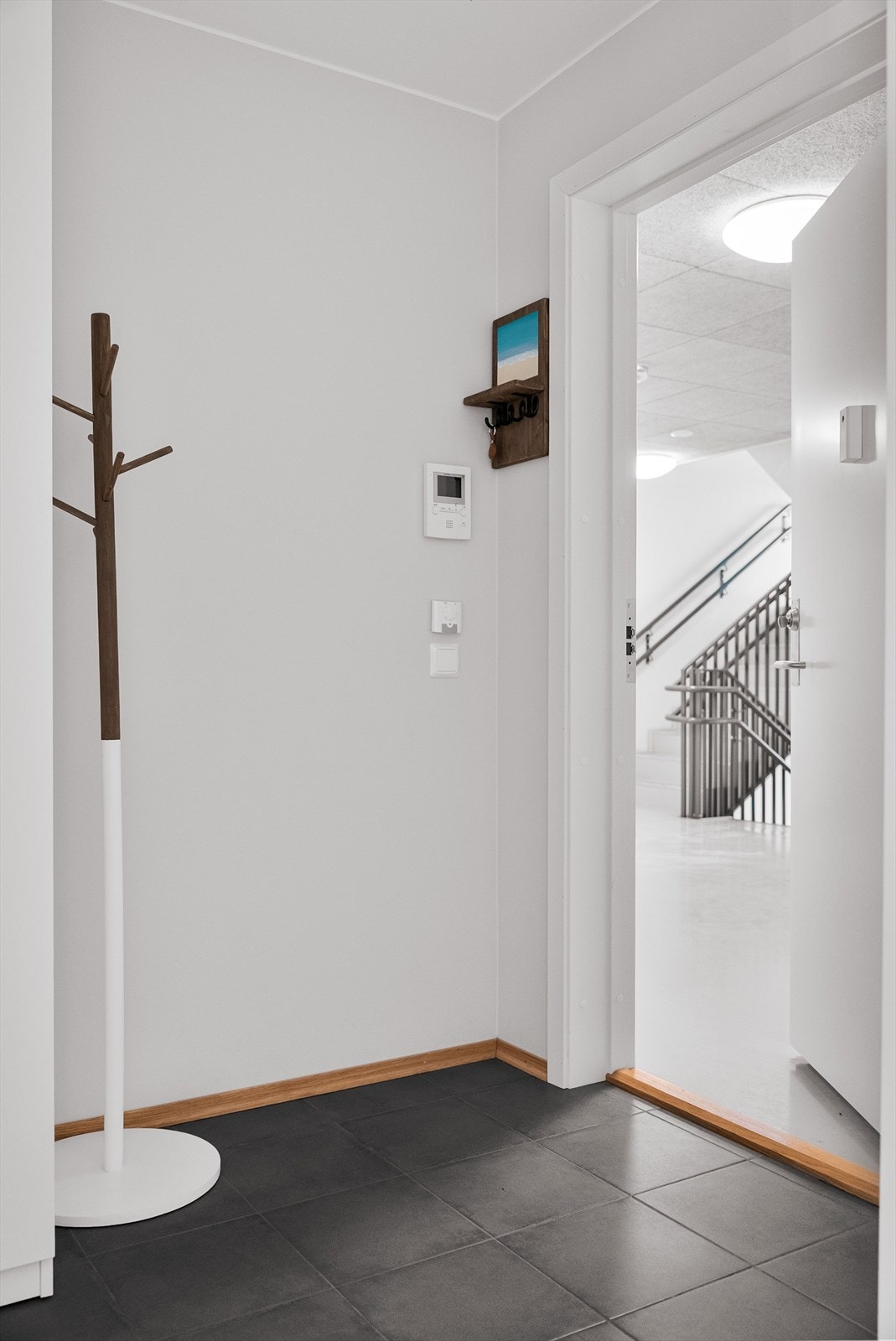 Flislagt entré med gulvvarme og god oppbevaringsplass. Galleribilde