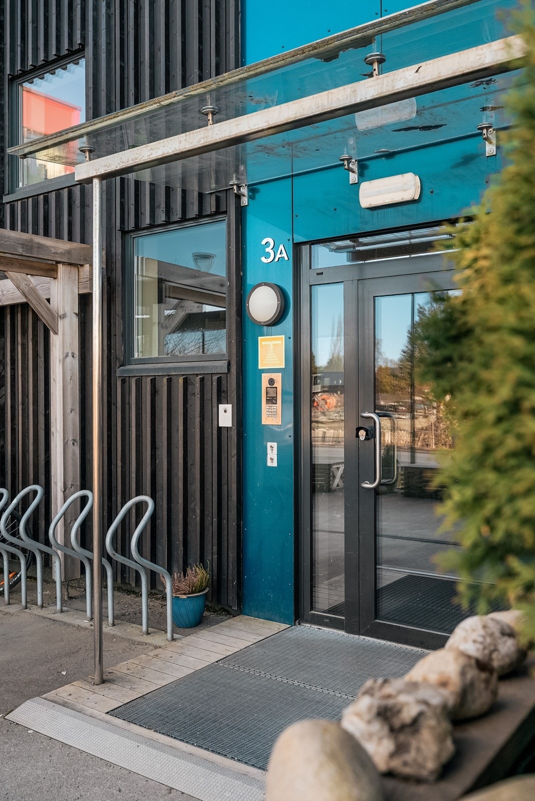 Trivelig inngangsparti med tilgjengelig sykkelparkering. Enkel adkomst via heis fra felles gang til 6. etasje. Galleribilde