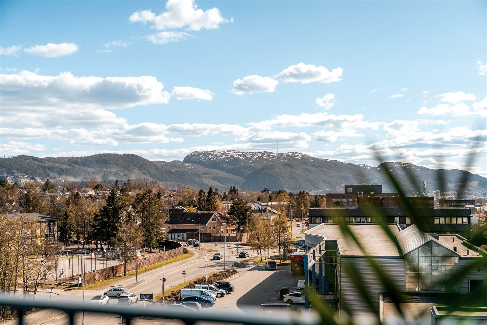 Fra både leiligheten og balkongen nytes flott utsikt mot blant annet Vassfjellet. Galleribilde