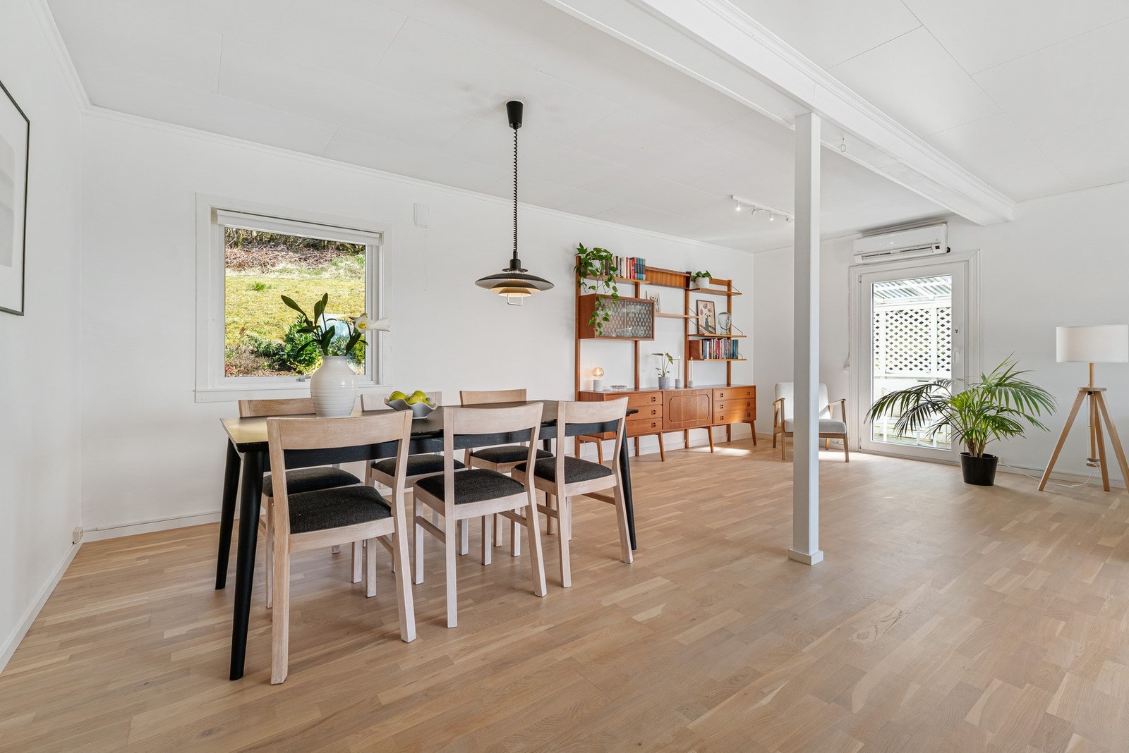 I stuen finner du en romslig spiseplass med god plass til hele familien - perfekt for både hverdagsmåltider og hyggelige sammenkomster Galleribilde