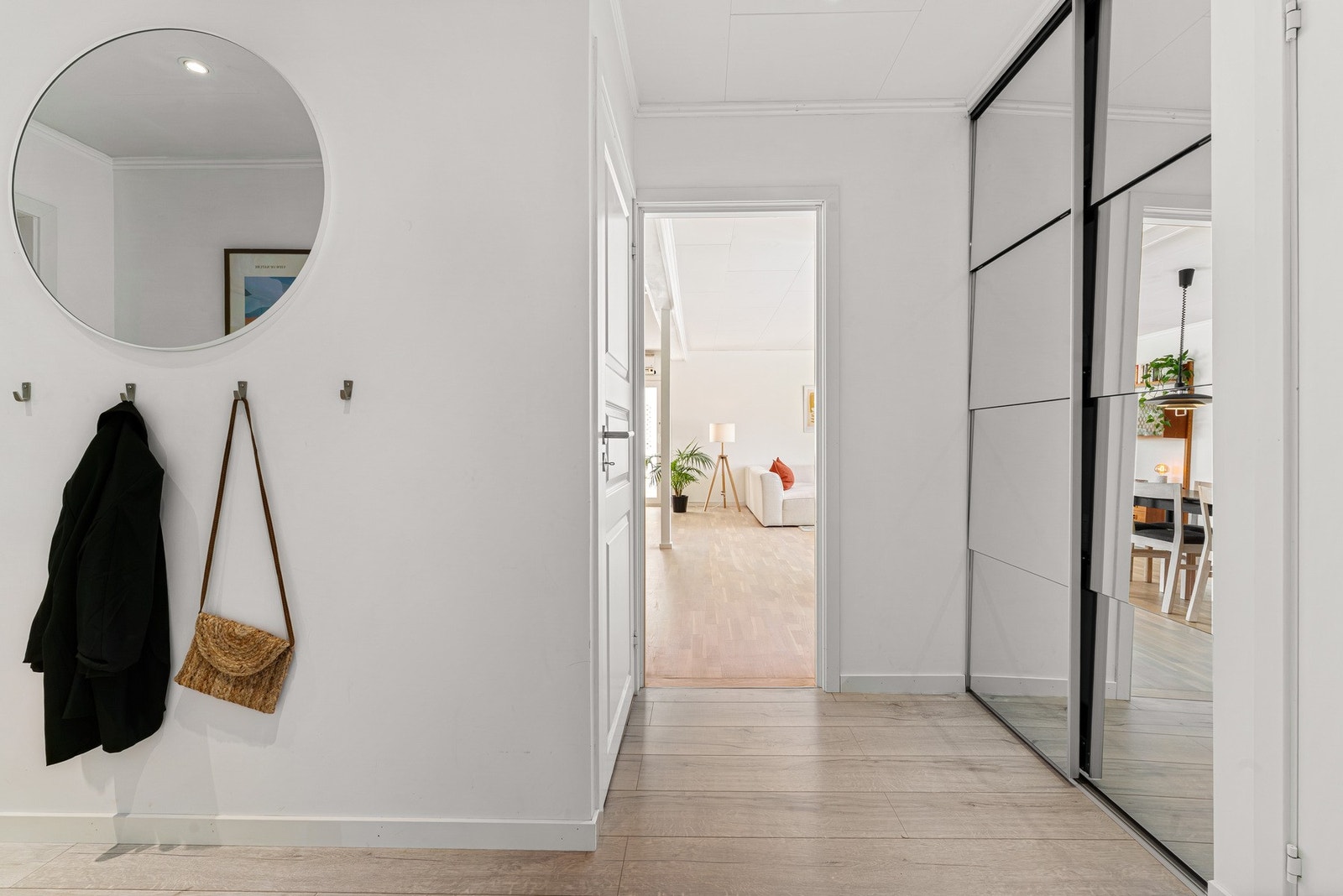 Boligen ønsker deg velkommen med en romslig og innbydende entré, hvor det er god plass til både sko og jakker Galleribilde