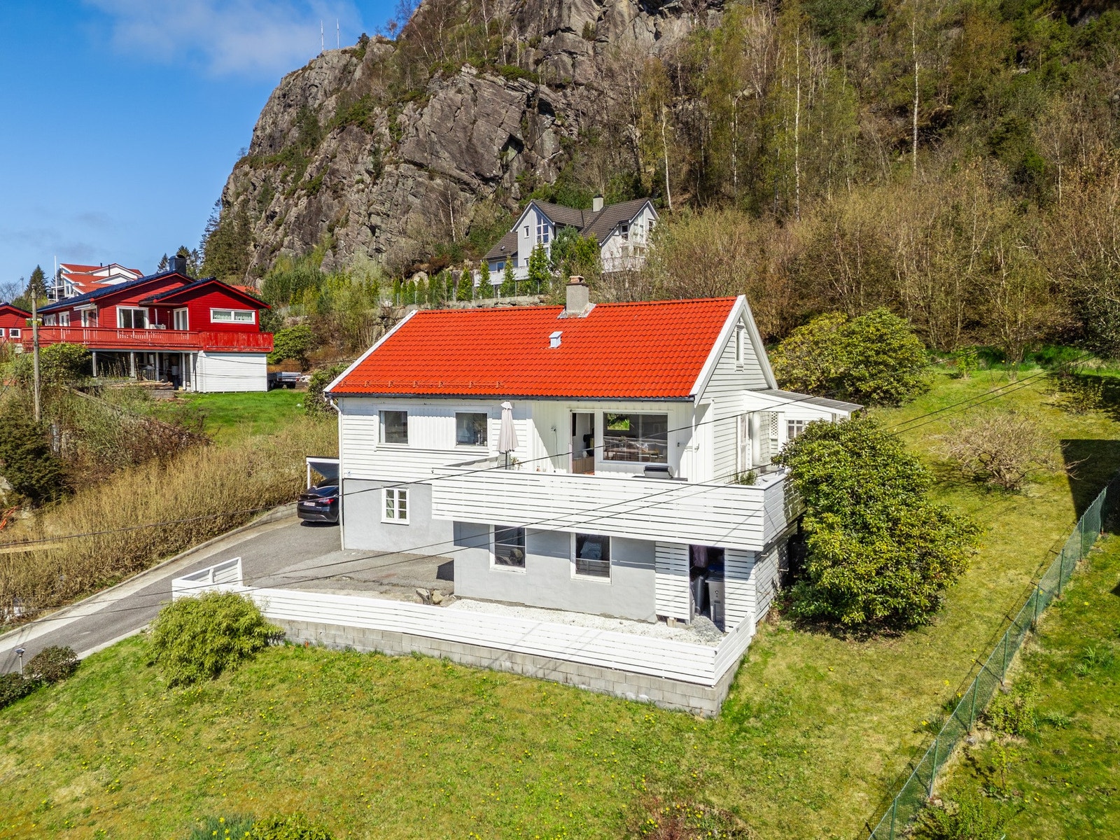 Solrik og terrengtilpasset tomt, pent opparbeidet med støttemurer, plen og beplantning. Galleribilde
