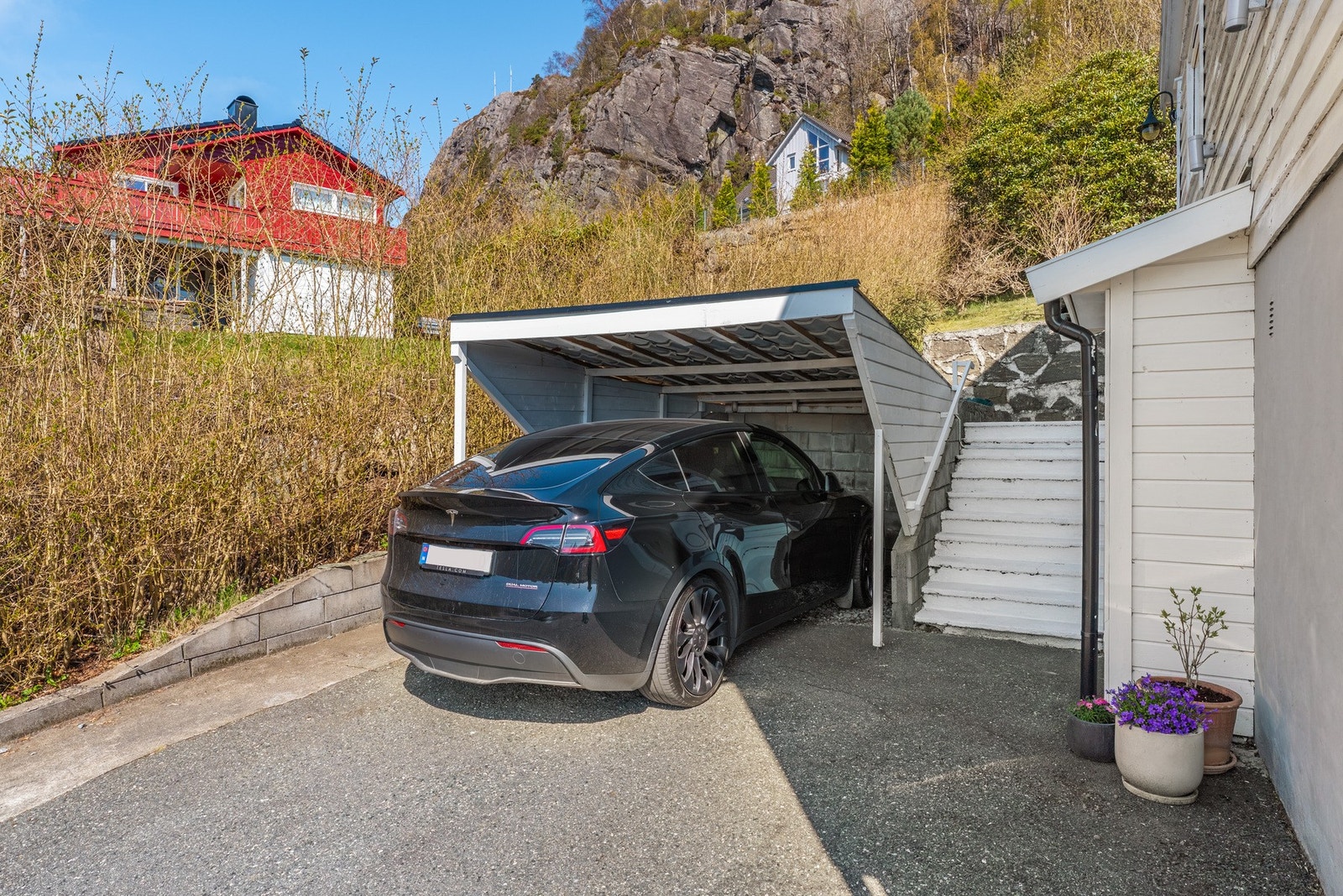 Gode parkeringsmuligheter med både garasje og carport. Det er elbillader i begge Galleribilde