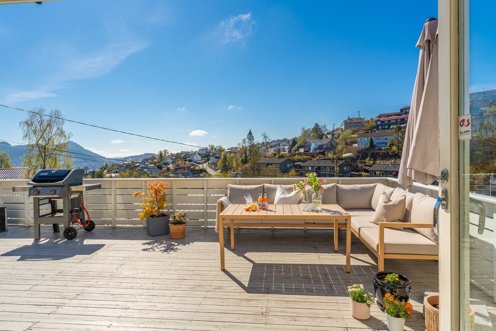 Fra stuen er det utgang til en stor terrasse Galleribilde