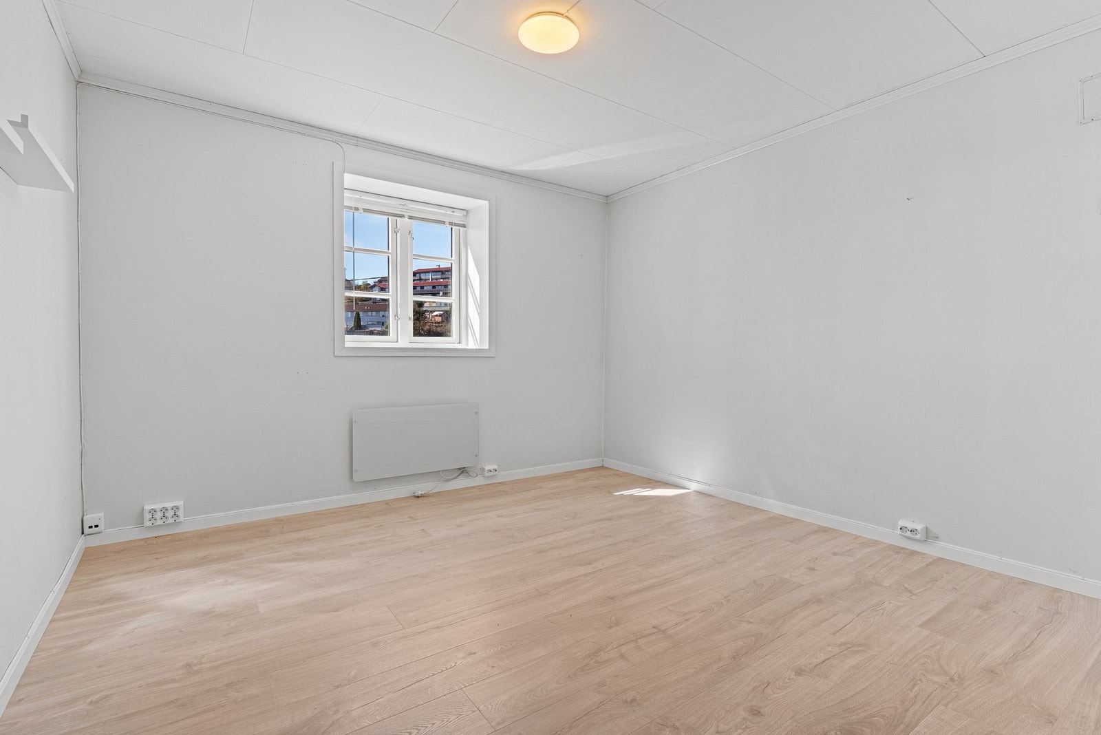 Rom 2 i kjeller (avvik lysinnslipp og rømingsvei for varig opphold) Galleribilde