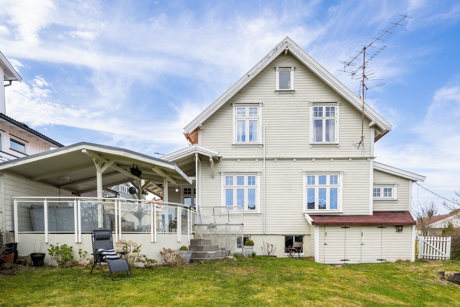 Frodig og hyggelig hage med mange muligheter Galleribilde