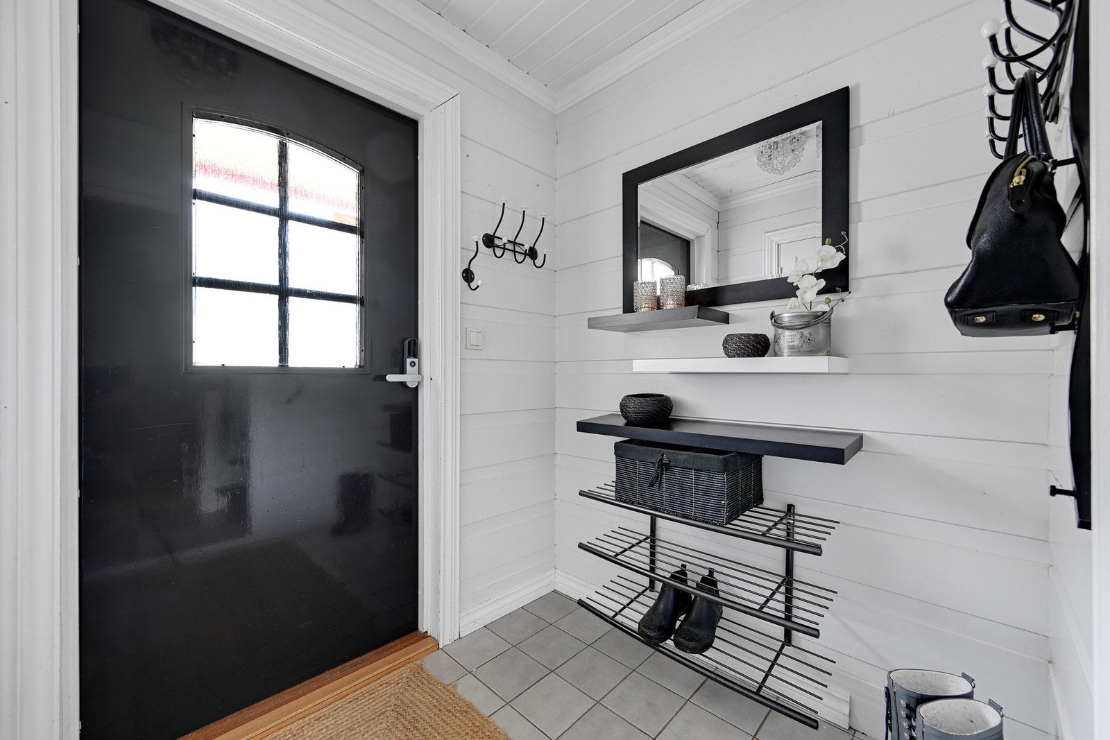 Hyggelig gang med plass til å henge fra seg yttertøy og sette fra seg sko Galleribilde