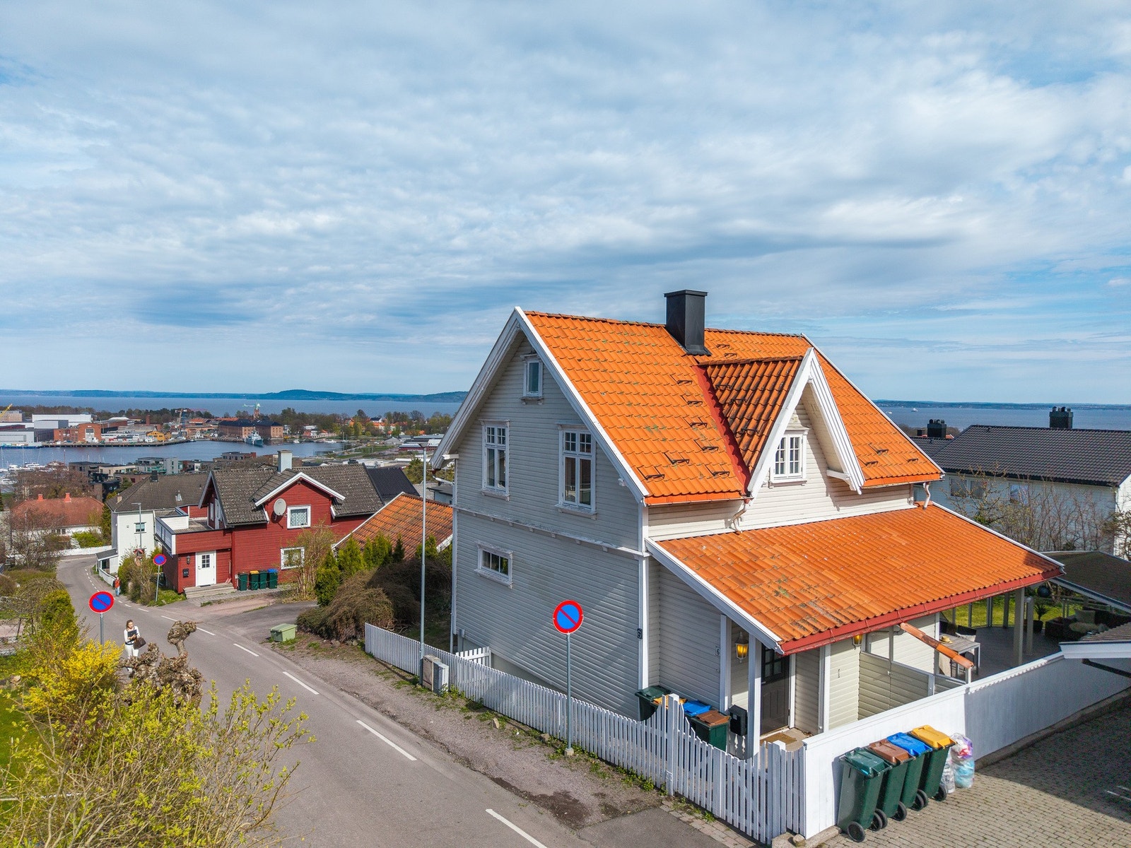 Flott bolig med tilhørende dobbelgarasje rett nedenfor boligen Galleribilde