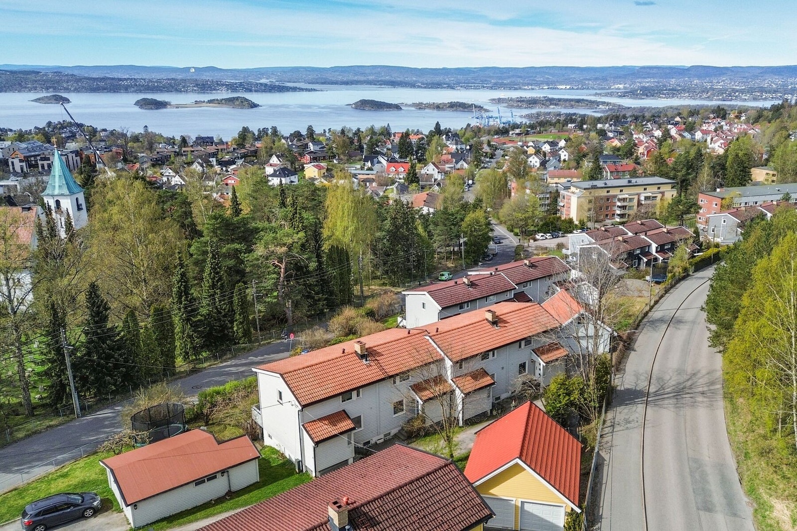 Kort avstand til Byskogen hvor man kan nyte fantastisk utsikt i usjenerte omgivelser. Galleribilde
