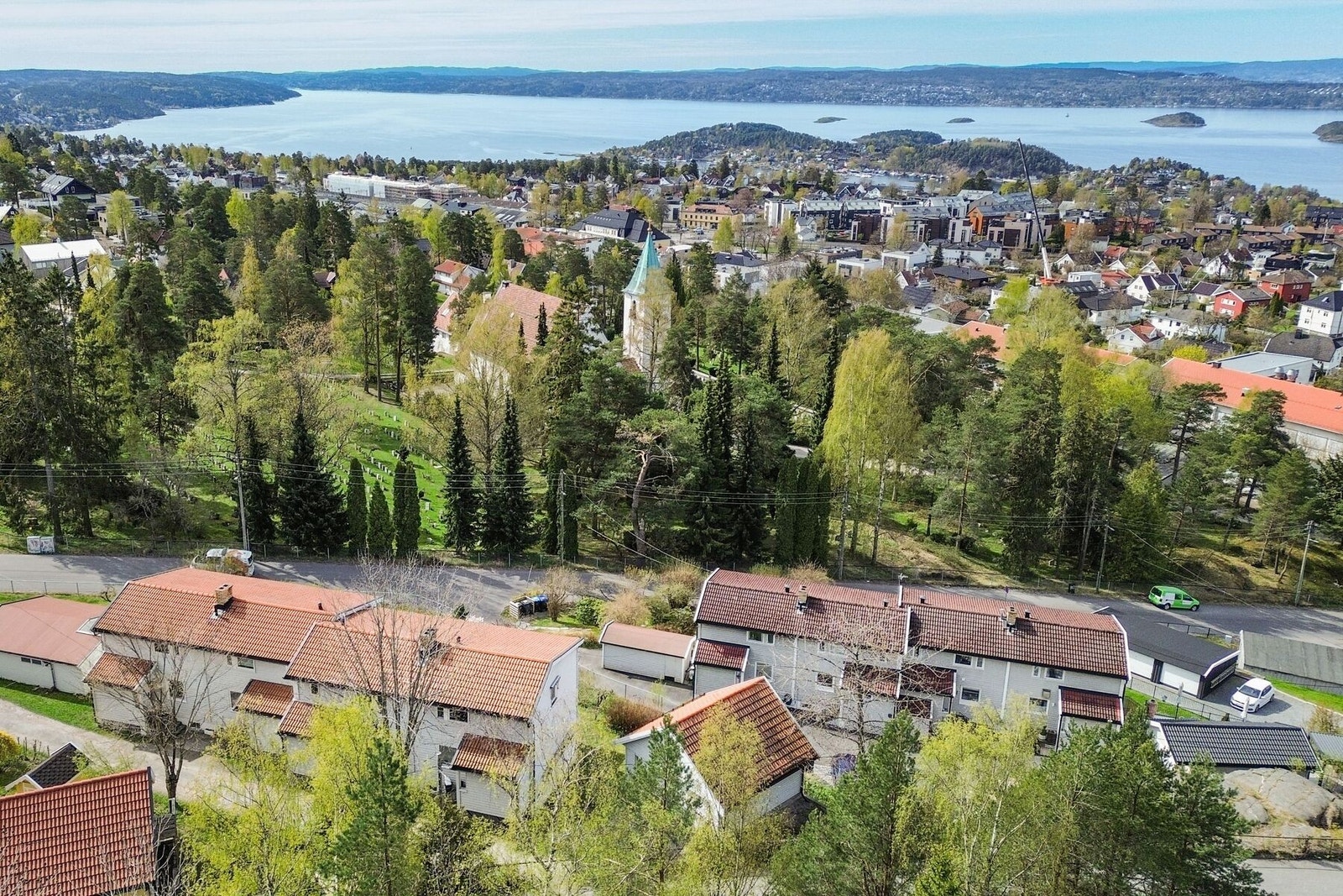 Det er flotte turområder i umiddelbar nærhet, og kun få minutters gange til Ekebergsletta med fotballbaner, rideskole, friidrettsbane og Ekeberghallen. Galleribilde