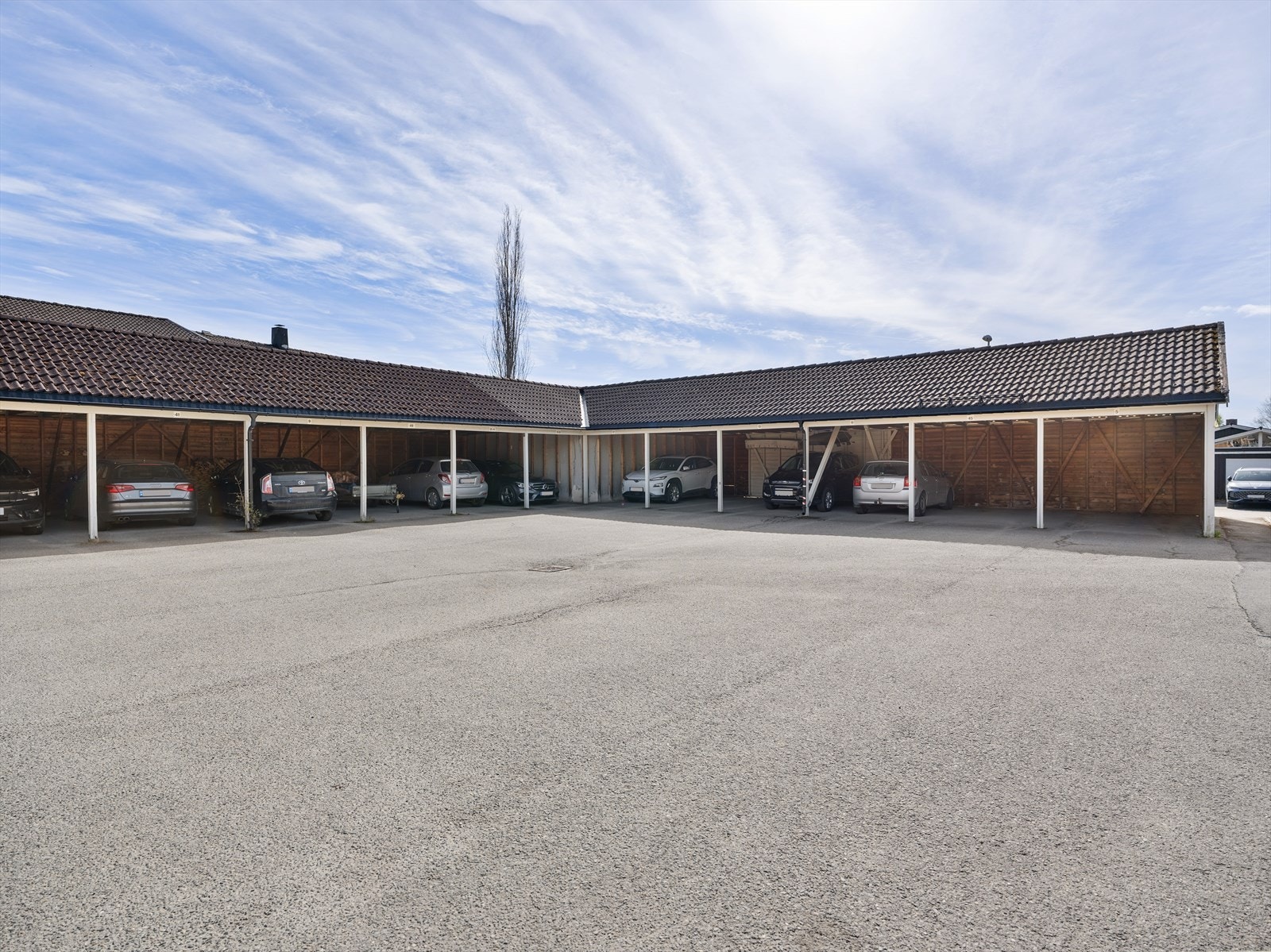 Med eiendommen følger en parkeringsplass i carport samt bod Galleribilde