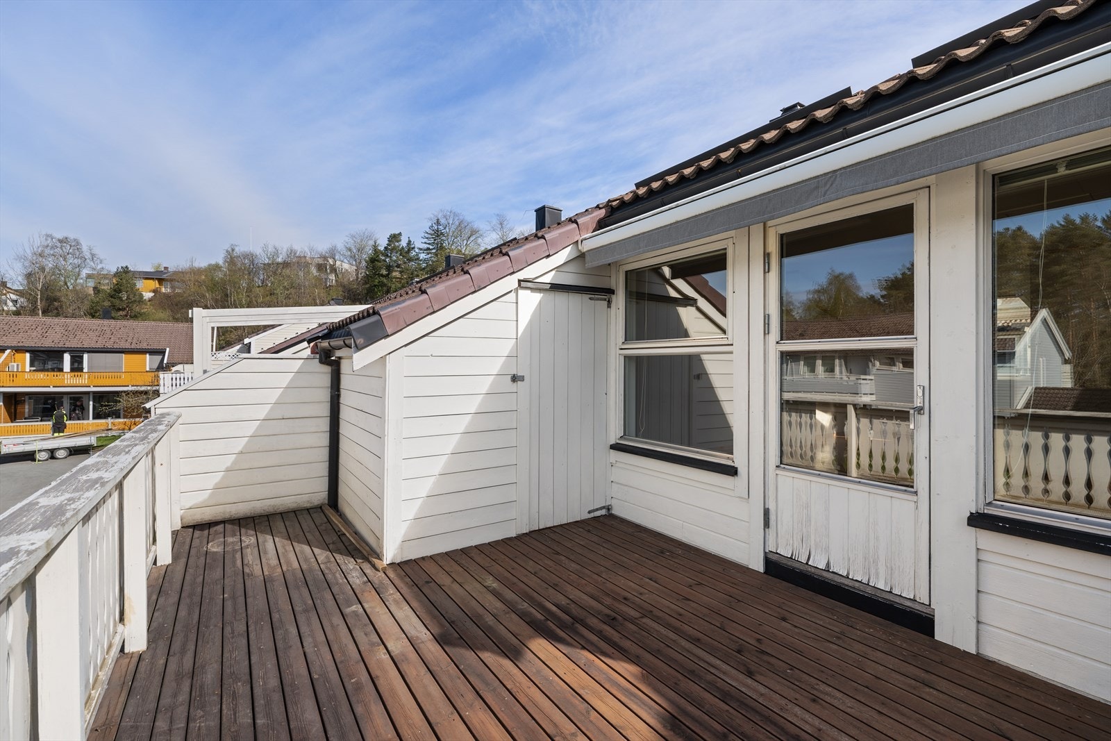 Romslig veranda på ca. 14,1 kvadratmeter vendt mot vest med gode solforhold på ettermiddag og kveld - Praktisk utvendig bod på ca. 3,1 kvadratmeter Galleribilde