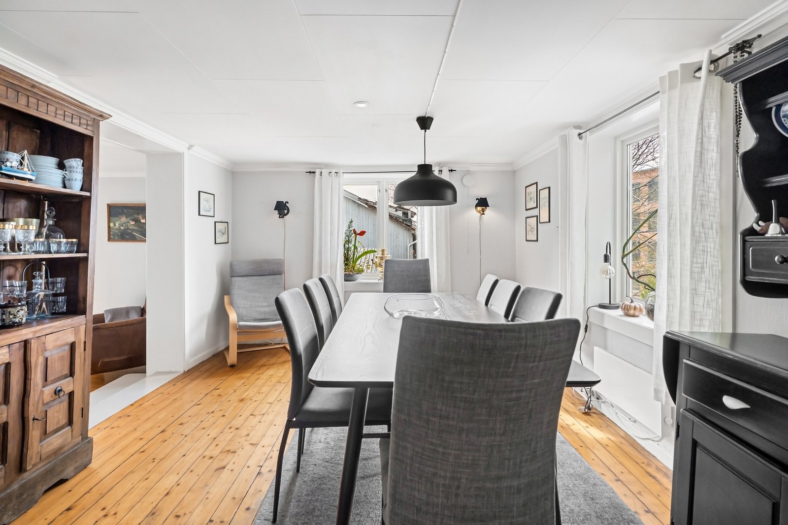 Spisestuen er romslig og her kan man samle familie og venner til sosiale lag. Galleribilde