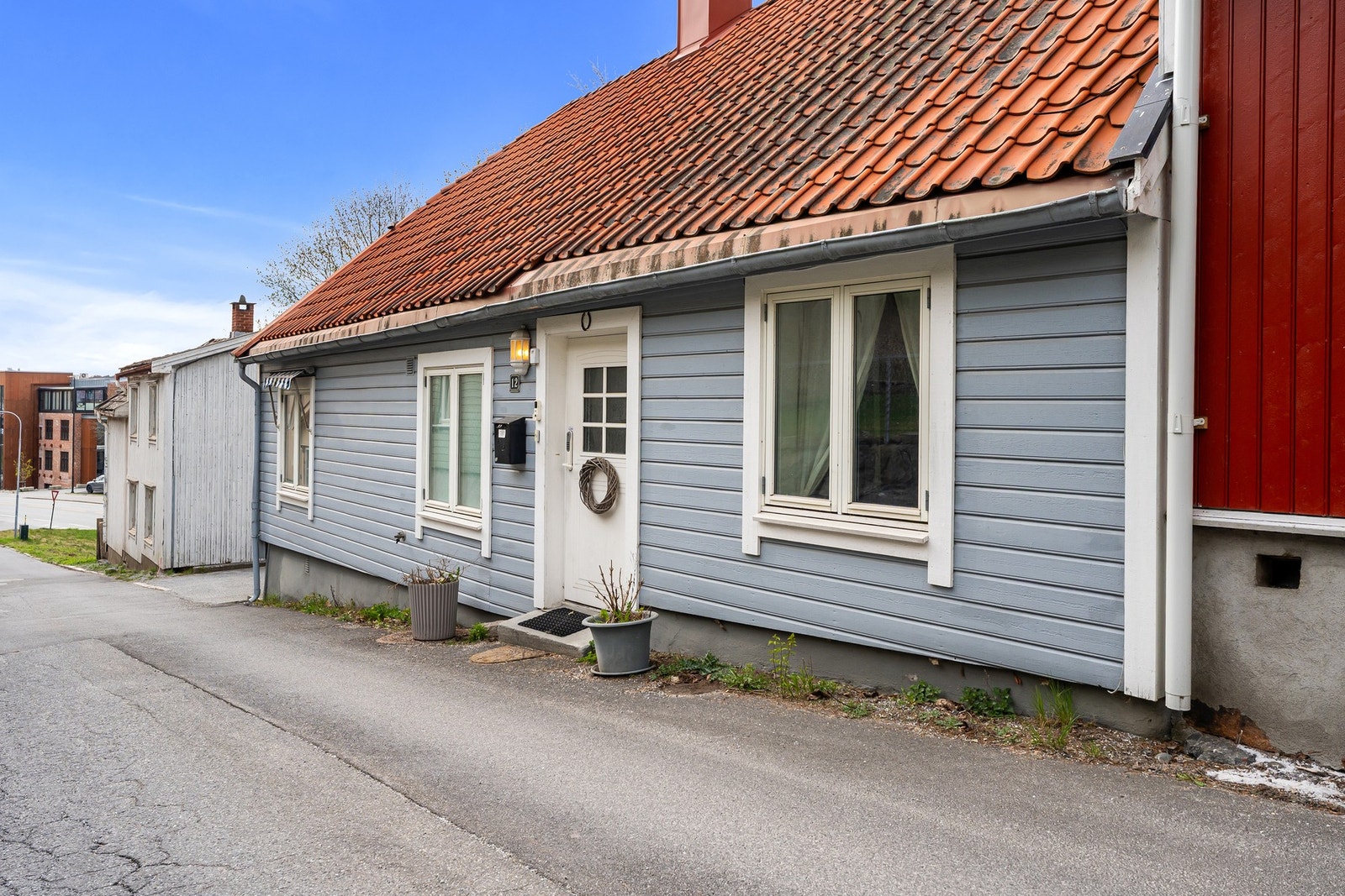Det er god parkering til to biler ved siden av huset. Boligen på nedsiden er planlagt revet og skal bli opparbeidet til parkering for naboeiendommene. Galleribilde