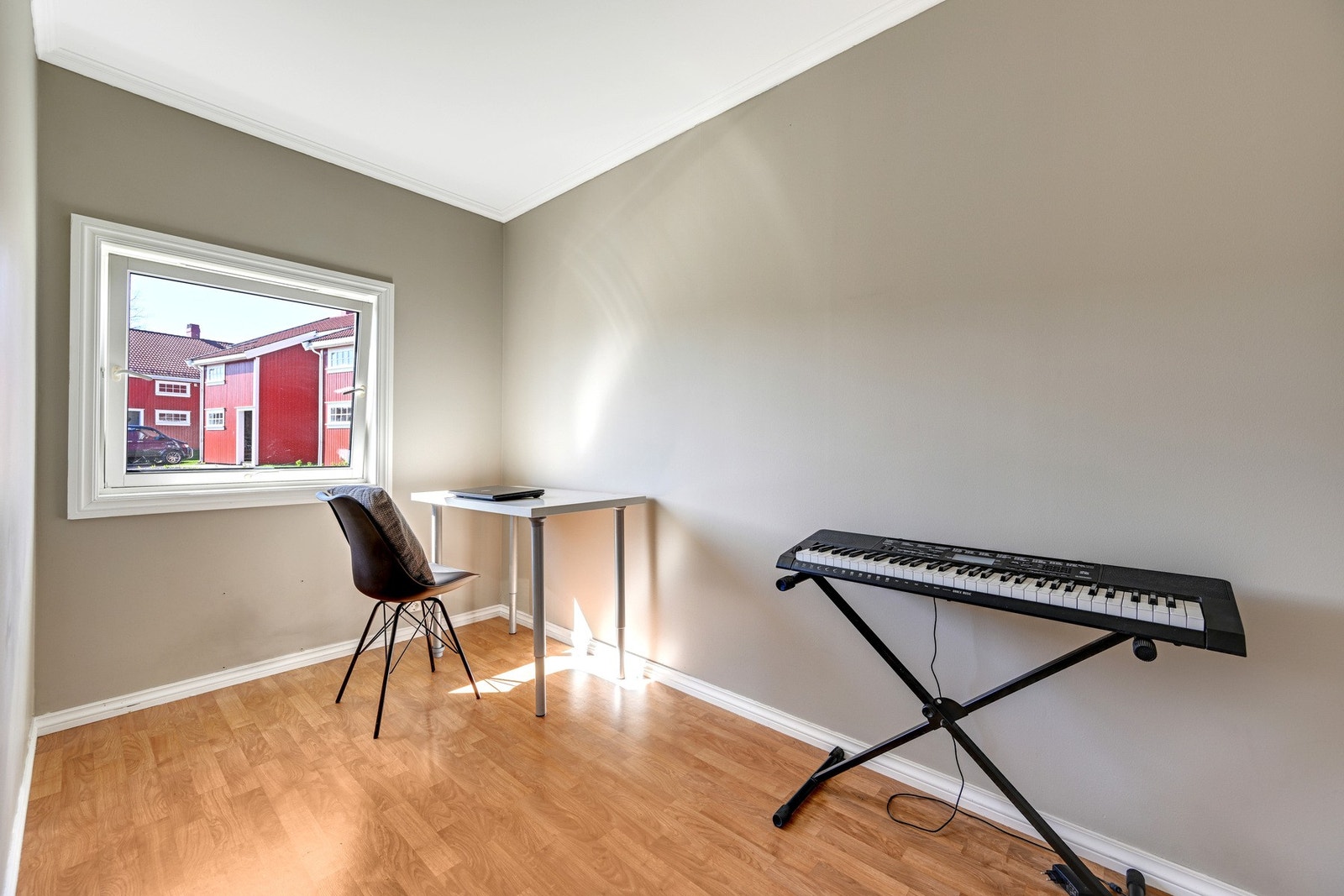 Soverom nr. 2 med plass til det meste. Her kan man bruke det som gjesterom, barnerom eller f. eks et kontor Galleribilde
