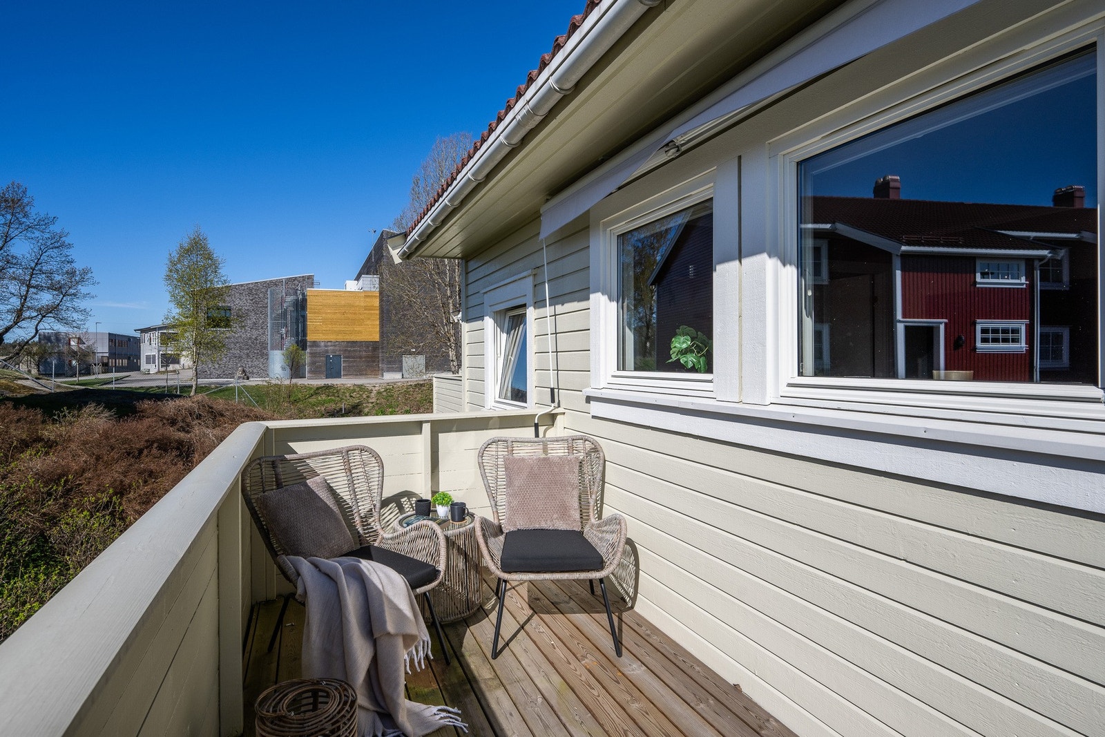 Her kan grillsesongen nytes i hyggelige omgivelser. Det er også montert markise på veggen Galleribilde